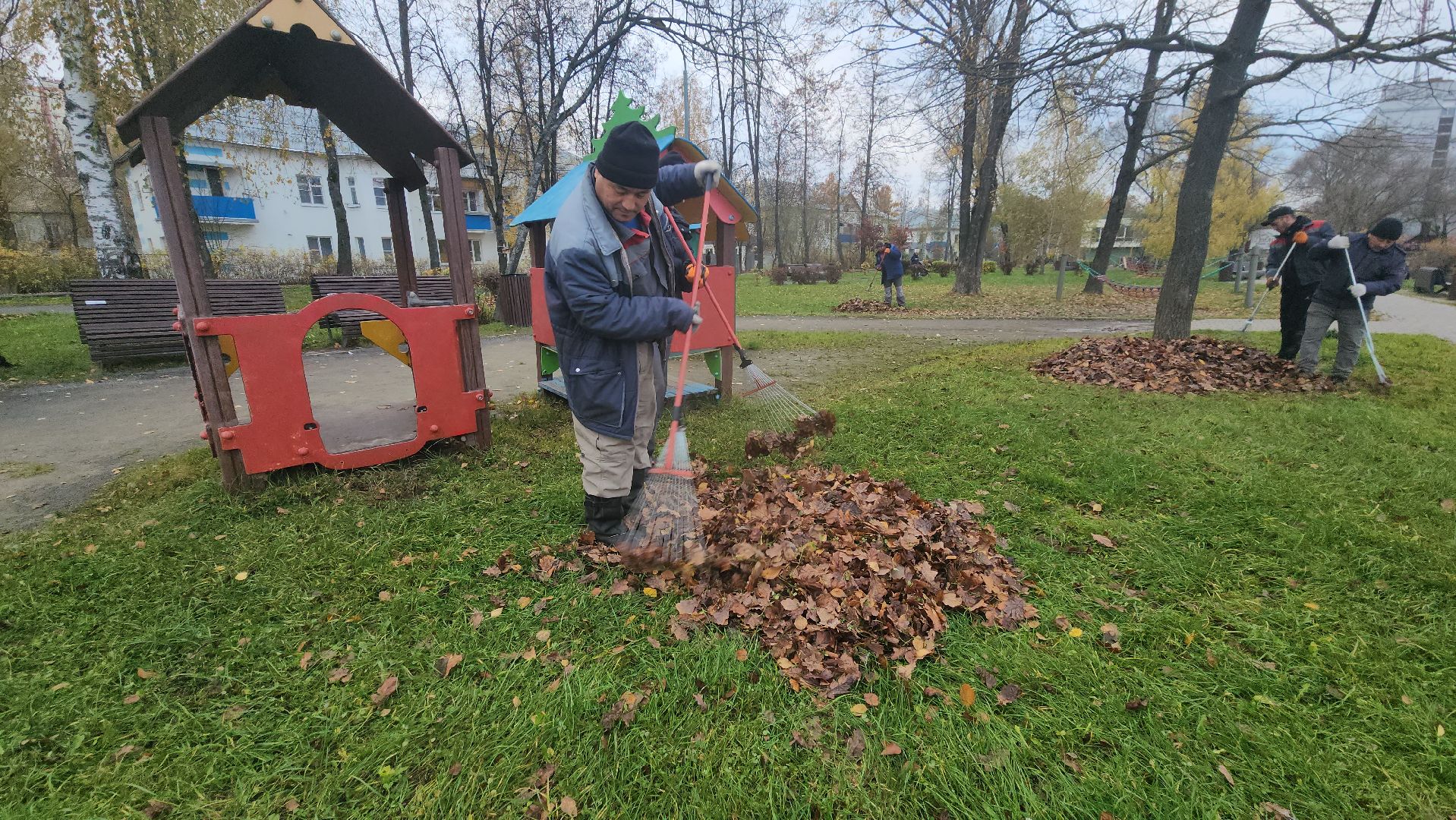 Осень, уборка листьев, уборка листвы, Лобня,