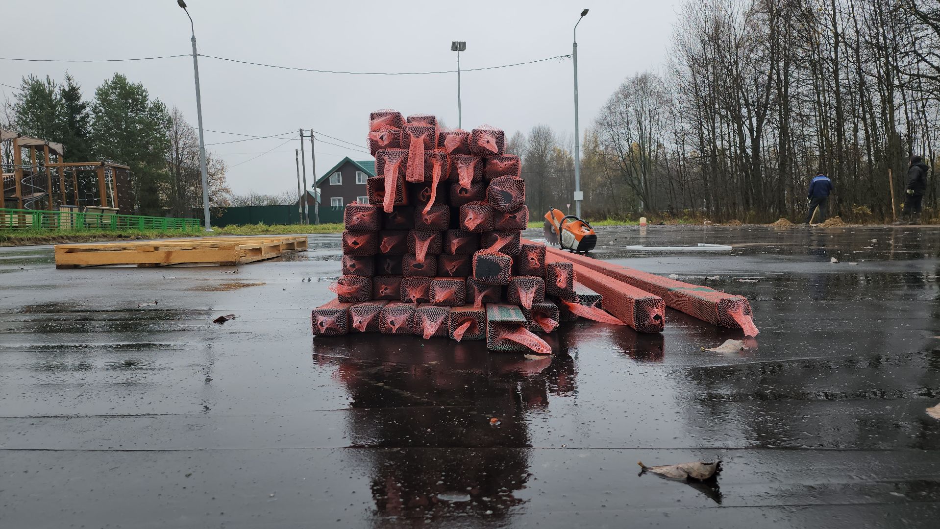 щёлково, новая спортивная площадка, маврино, Установка опор спортивной площадки,