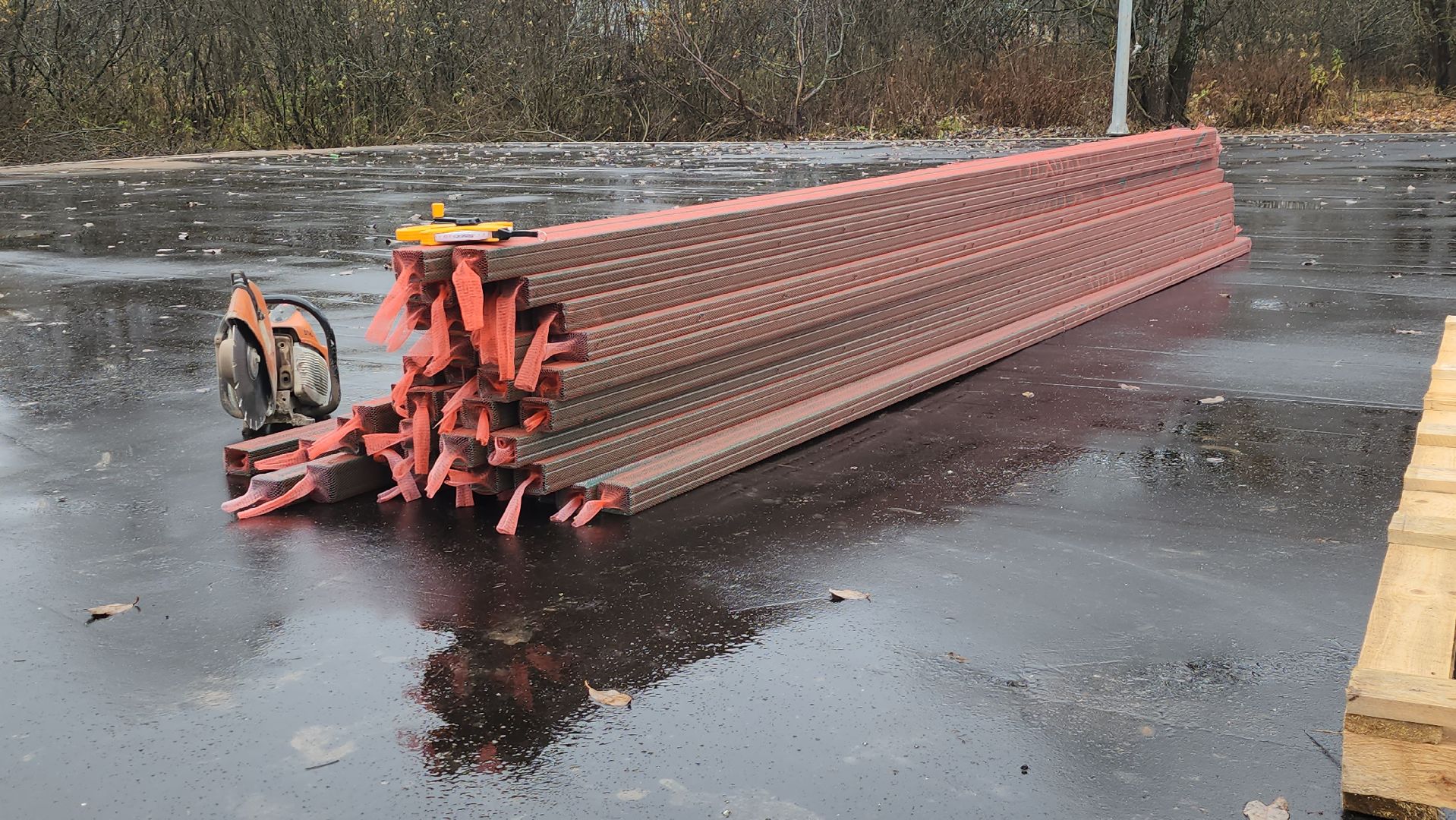 щёлково, новая спортивная площадка, маврино, Установка опор спортивной площадки,