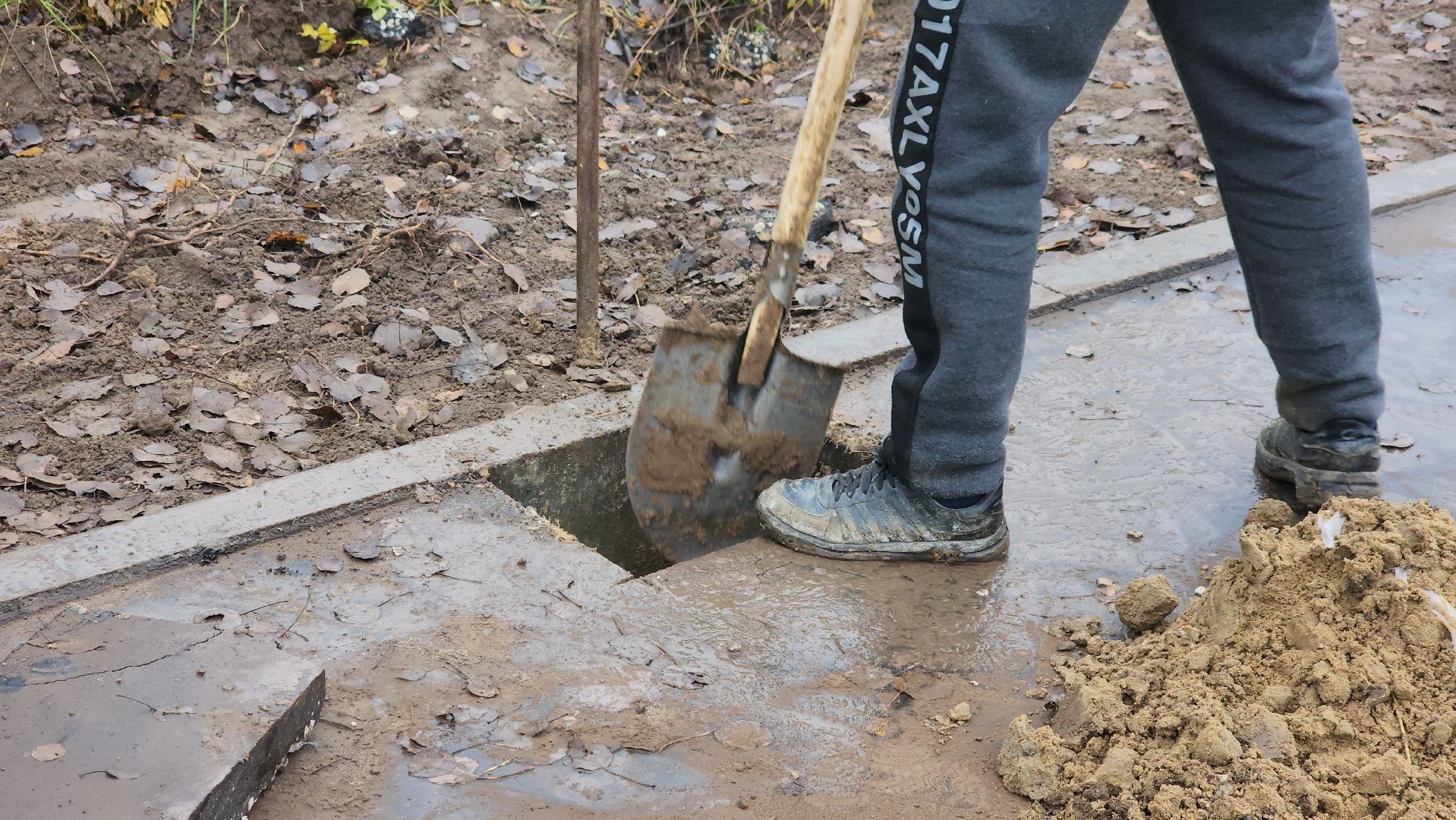 щёлково, новая спортивная площадка, маврино, Установка опор спортивной площадки,