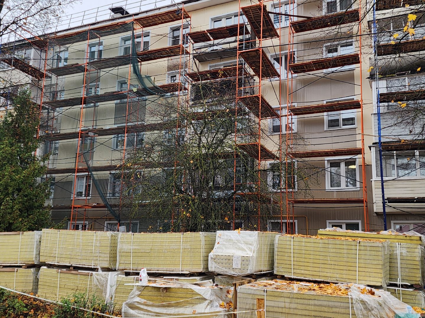 чехов, микрорайон венюково, улица гагарина 56, капремонт фасада, утепление дома, теплоизоляция, гидроизоляция, капитальный ремонт отмостки, обновление цоколя, фасадные работы, облицовка дома, фонд капремонта московской области, госпрограмма московской области, формирование комфортной городской среды,замена инженерных сетей,