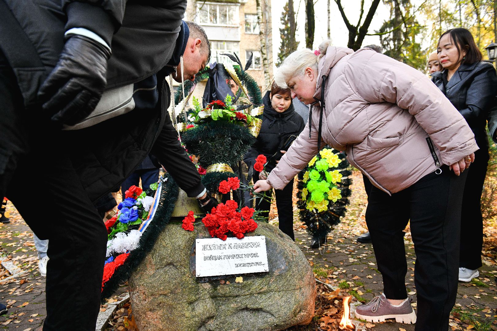 возложение, цветы, память,  воины,