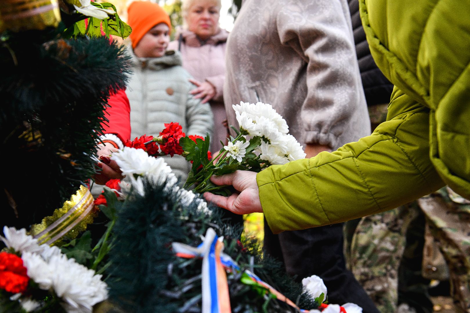 возложение, цветы, память,  воины,