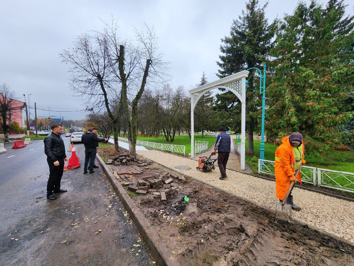 чехов, улица первомайская, ремонт тротуара, дорожный ремонт, замена покрытия, брусчатка, асфальтобетон, демонтажные работы, подготовка основы, геотекстиль, госпрограмма московской области, развитие дорожного комплекса, начальник управления благоустройства, александр тетерин,