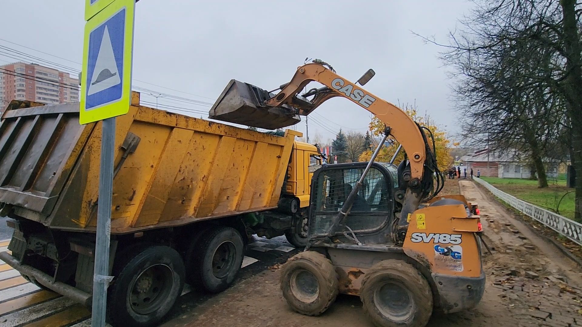 чехов, улица первомайская, ремонт тротуара, дорожный ремонт, замена покрытия, брусчатка, асфальтобетон, демонтажные работы, подготовка основы, геотекстиль, госпрограмма московской области, развитие дорожного комплекса, начальник управления благоустройства, александр тетерин,