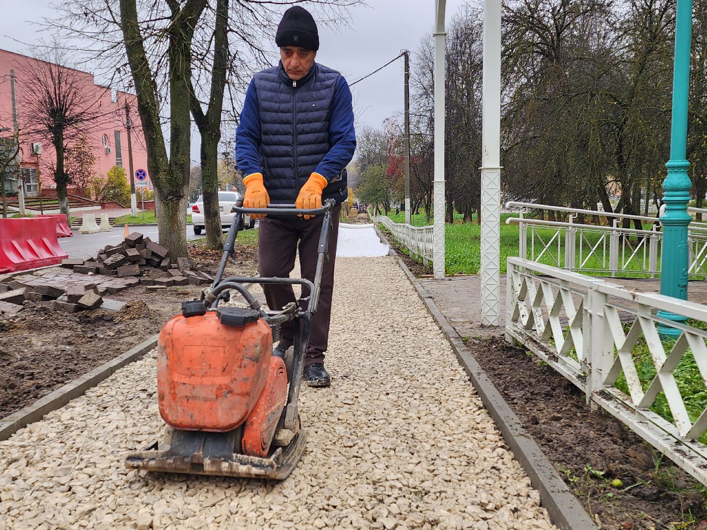 чехов, улица первомайская, ремонт тротуара, дорожный ремонт, замена покрытия, брусчатка, асфальтобетон, демонтажные работы, подготовка основы, геотекстиль, госпрограмма московской области, развитие дорожного комплекса, начальник управления благоустройства, александр тетерин,