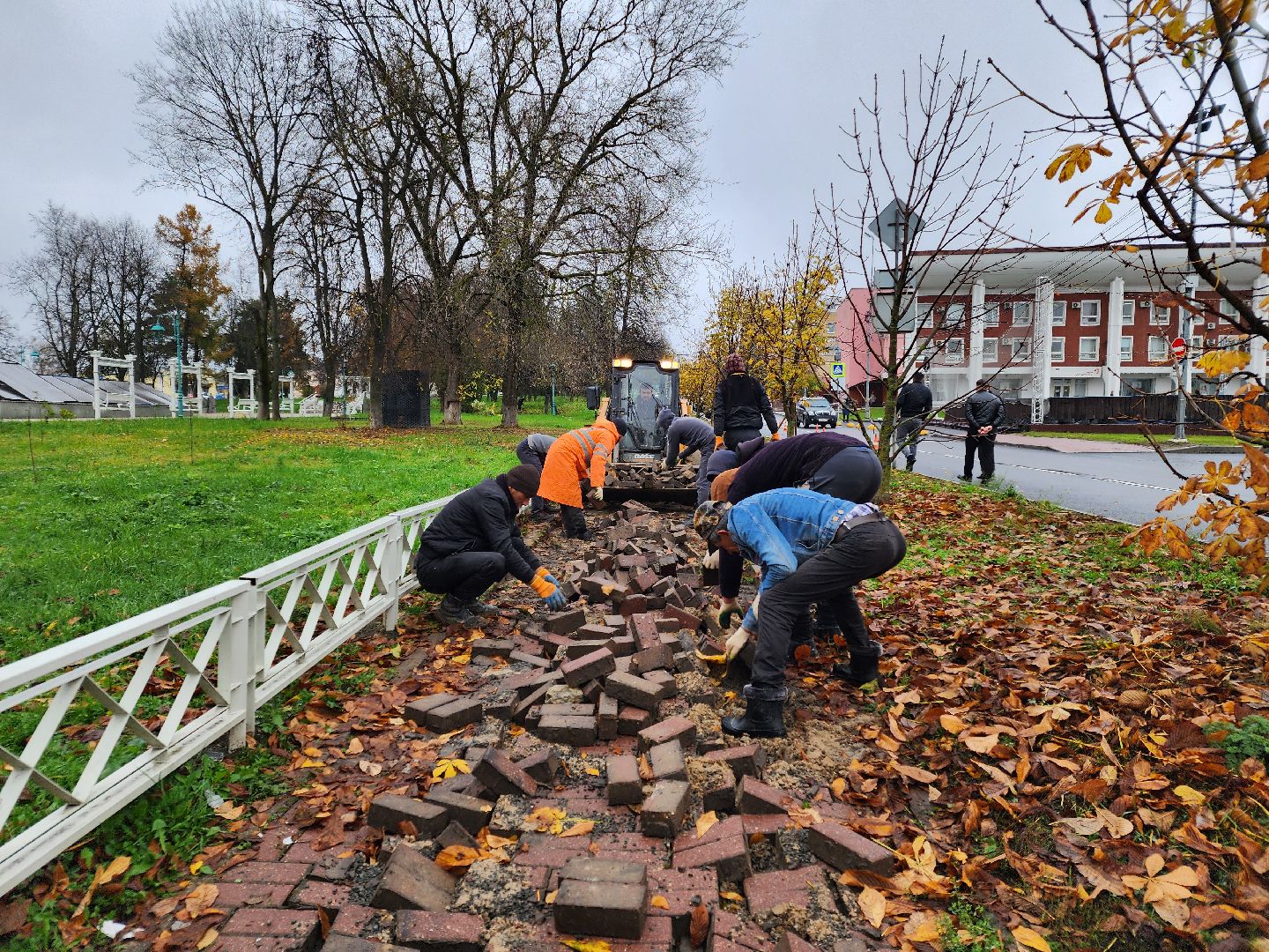 чехов, улица первомайская, ремонт тротуара, дорожный ремонт, замена покрытия, брусчатка, асфальтобетон, демонтажные работы, подготовка основы, геотекстиль, госпрограмма московской области, развитие дорожного комплекса, начальник управления благоустройства, александр тетерин,