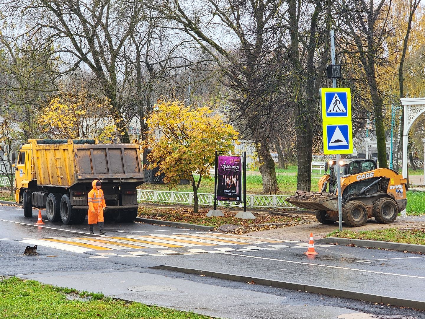 чехов, улица первомайская, ремонт тротуара, дорожный ремонт, замена покрытия, брусчатка, асфальтобетон, демонтажные работы, подготовка основы, геотекстиль, госпрограмма московской области, развитие дорожного комплекса, начальник управления благоустройства, александр тетерин,