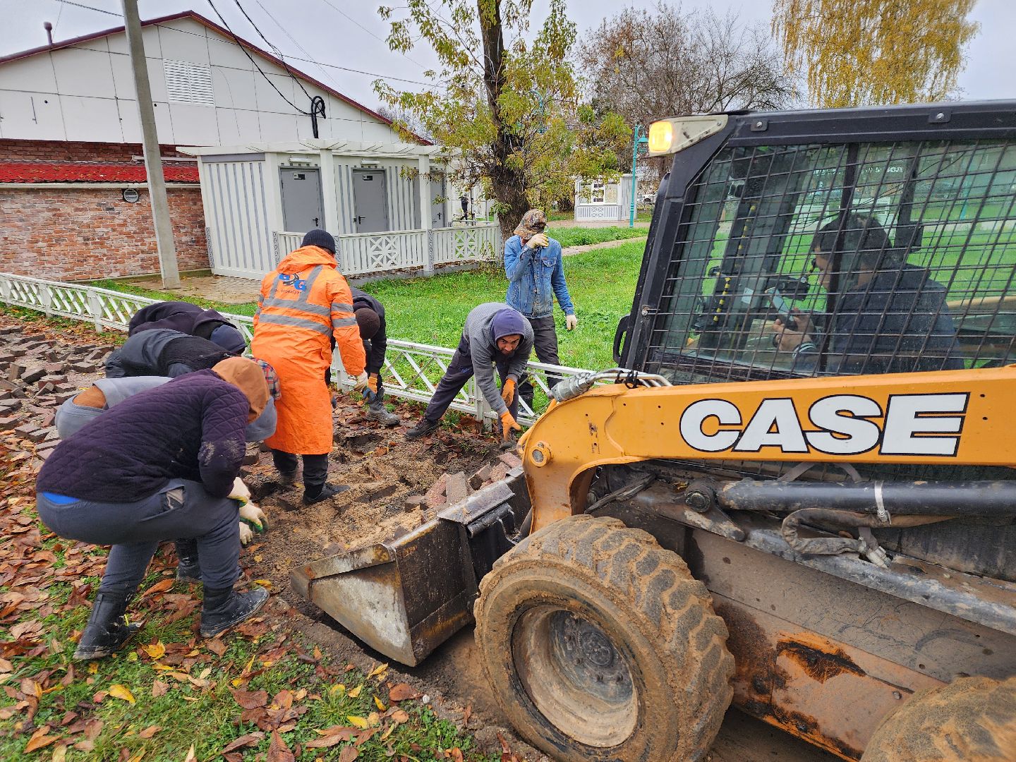 чехов, улица первомайская, ремонт тротуара, дорожный ремонт, замена покрытия, брусчатка, асфальтобетон, демонтажные работы, подготовка основы, геотекстиль, госпрограмма московской области, развитие дорожного комплекса, начальник управления благоустройства, александр тетерин,