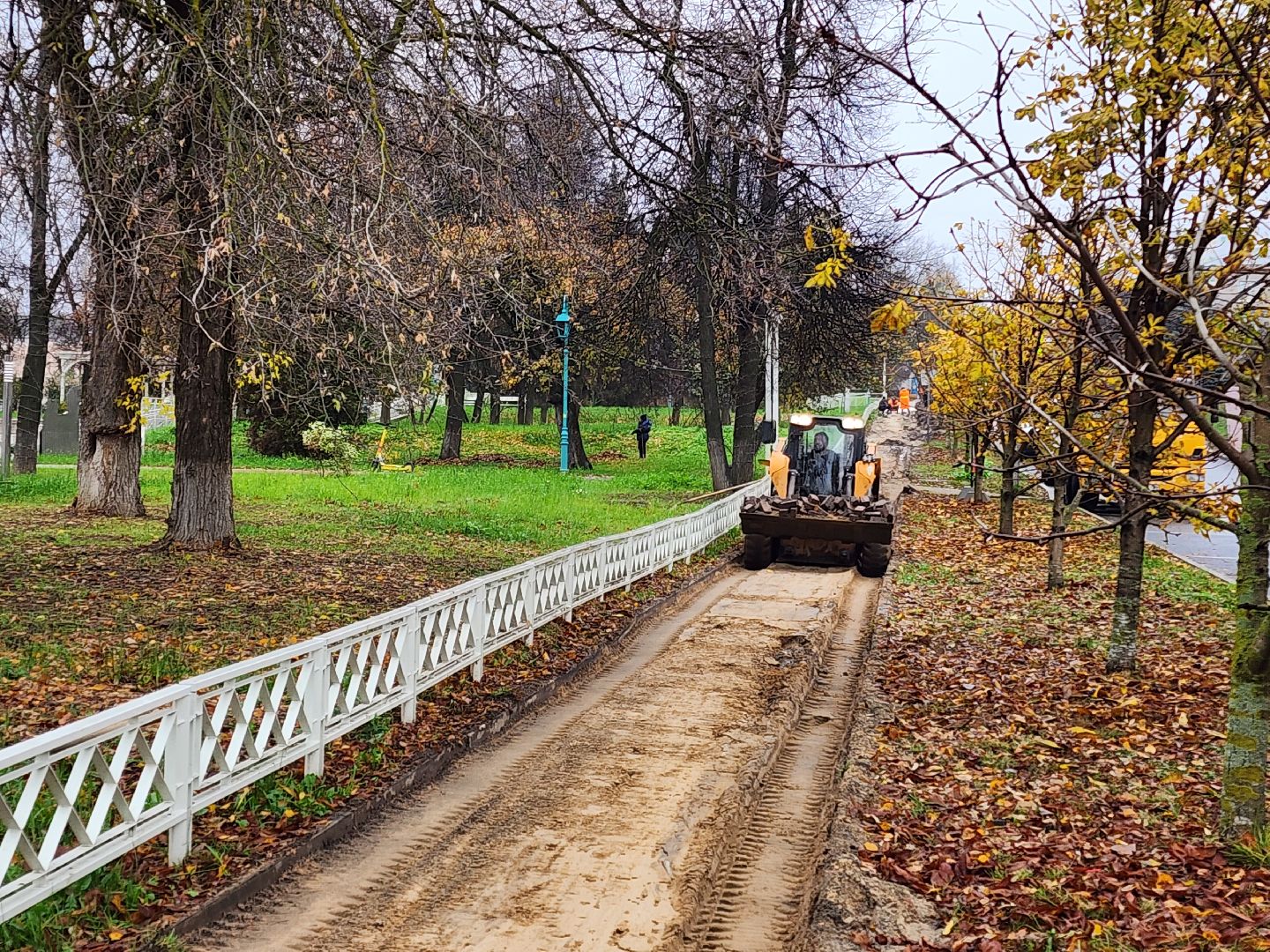 чехов, улица первомайская, ремонт тротуара, дорожный ремонт, замена покрытия, брусчатка, асфальтобетон, демонтажные работы, подготовка основы, геотекстиль, госпрограмма московской области, развитие дорожного комплекса, начальник управления благоустройства, александр тетерин,