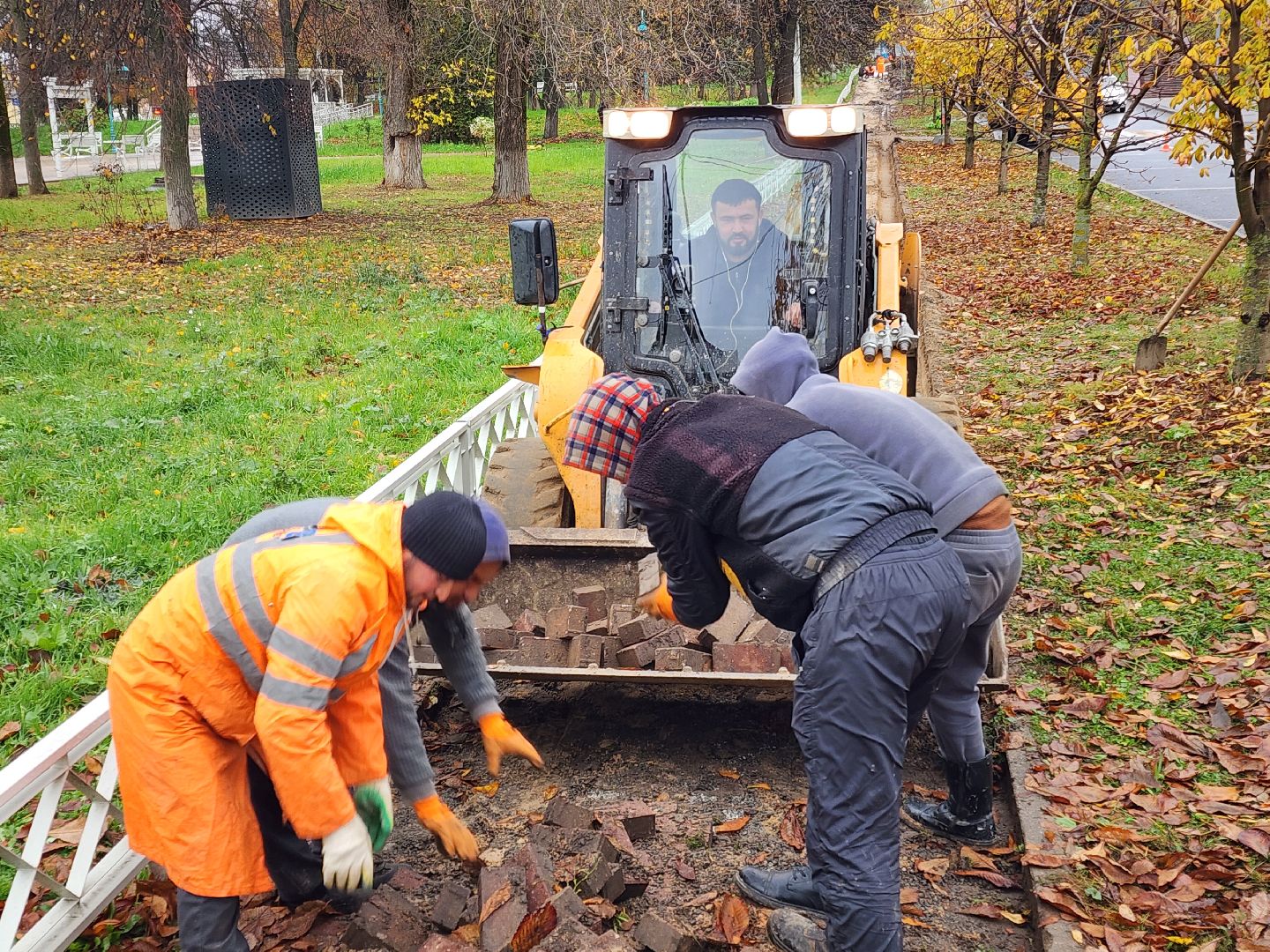 чехов, улица первомайская, ремонт тротуара, дорожный ремонт, замена покрытия, брусчатка, асфальтобетон, демонтажные работы, подготовка основы, геотекстиль, госпрограмма московской области, развитие дорожного комплекса, начальник управления благоустройства, александр тетерин,