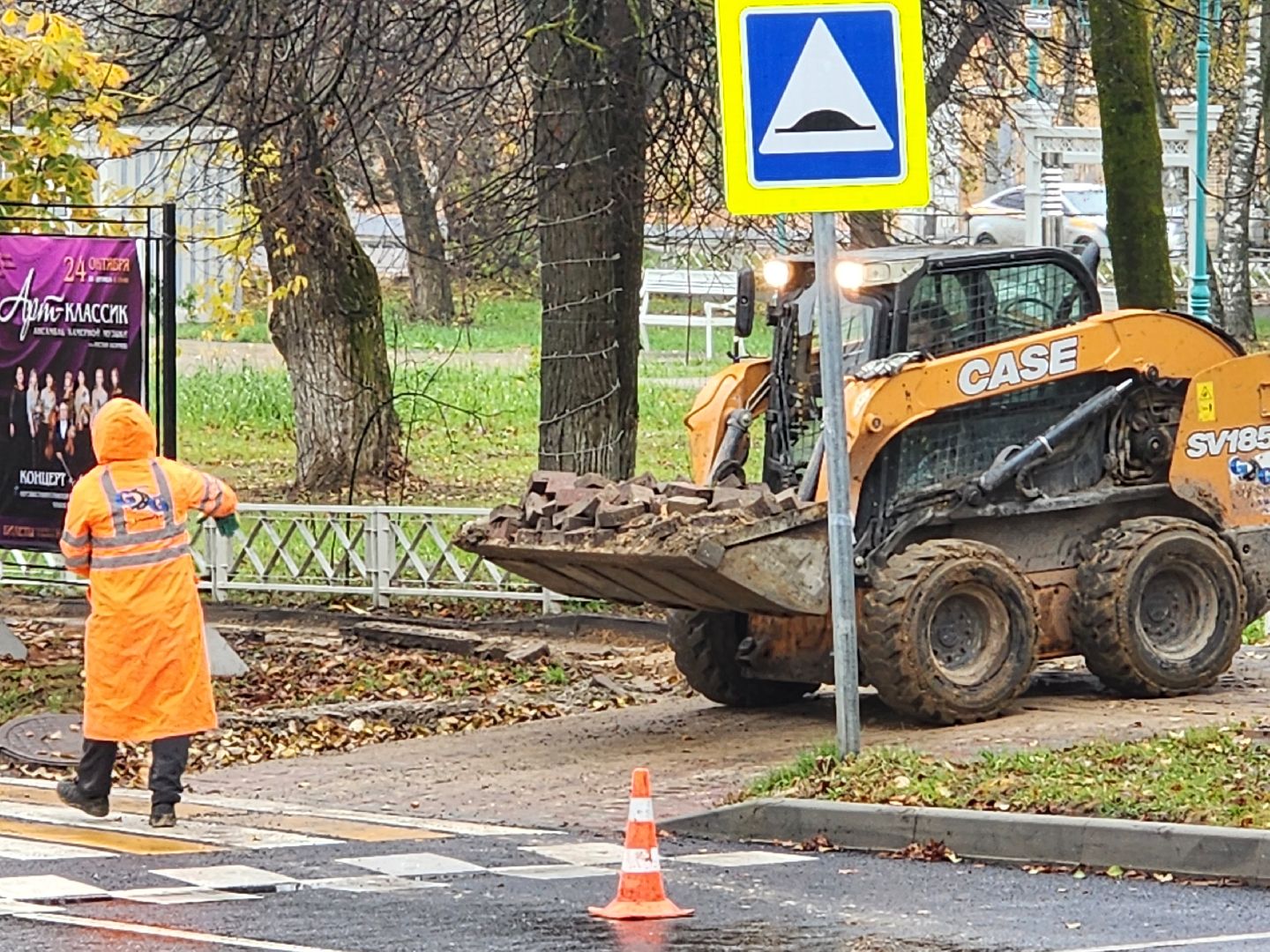 чехов, улица первомайская, ремонт тротуара, дорожный ремонт, замена покрытия, брусчатка, асфальтобетон, демонтажные работы, подготовка основы, геотекстиль, госпрограмма московской области, развитие дорожного комплекса, начальник управления благоустройства, александр тетерин,
