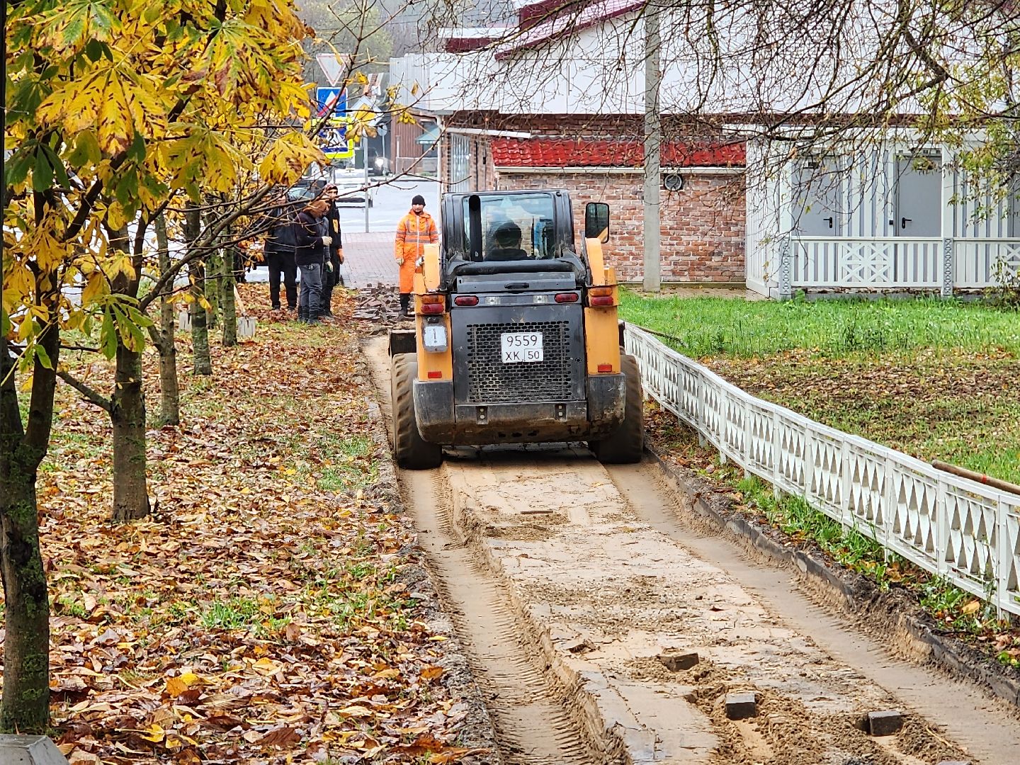 чехов, улица первомайская, ремонт тротуара, дорожный ремонт, замена покрытия, брусчатка, асфальтобетон, демонтажные работы, подготовка основы, геотекстиль, госпрограмма московской области, развитие дорожного комплекса, начальник управления благоустройства, александр тетерин,