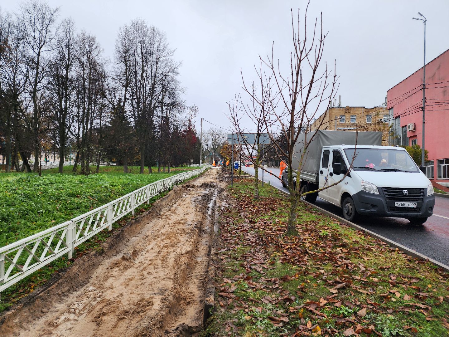 чехов, улица первомайская, ремонт тротуара, дорожный ремонт, замена покрытия, брусчатка, асфальтобетон, демонтажные работы, подготовка основы, геотекстиль, госпрограмма московской области, развитие дорожного комплекса, начальник управления благоустройства, александр тетерин,