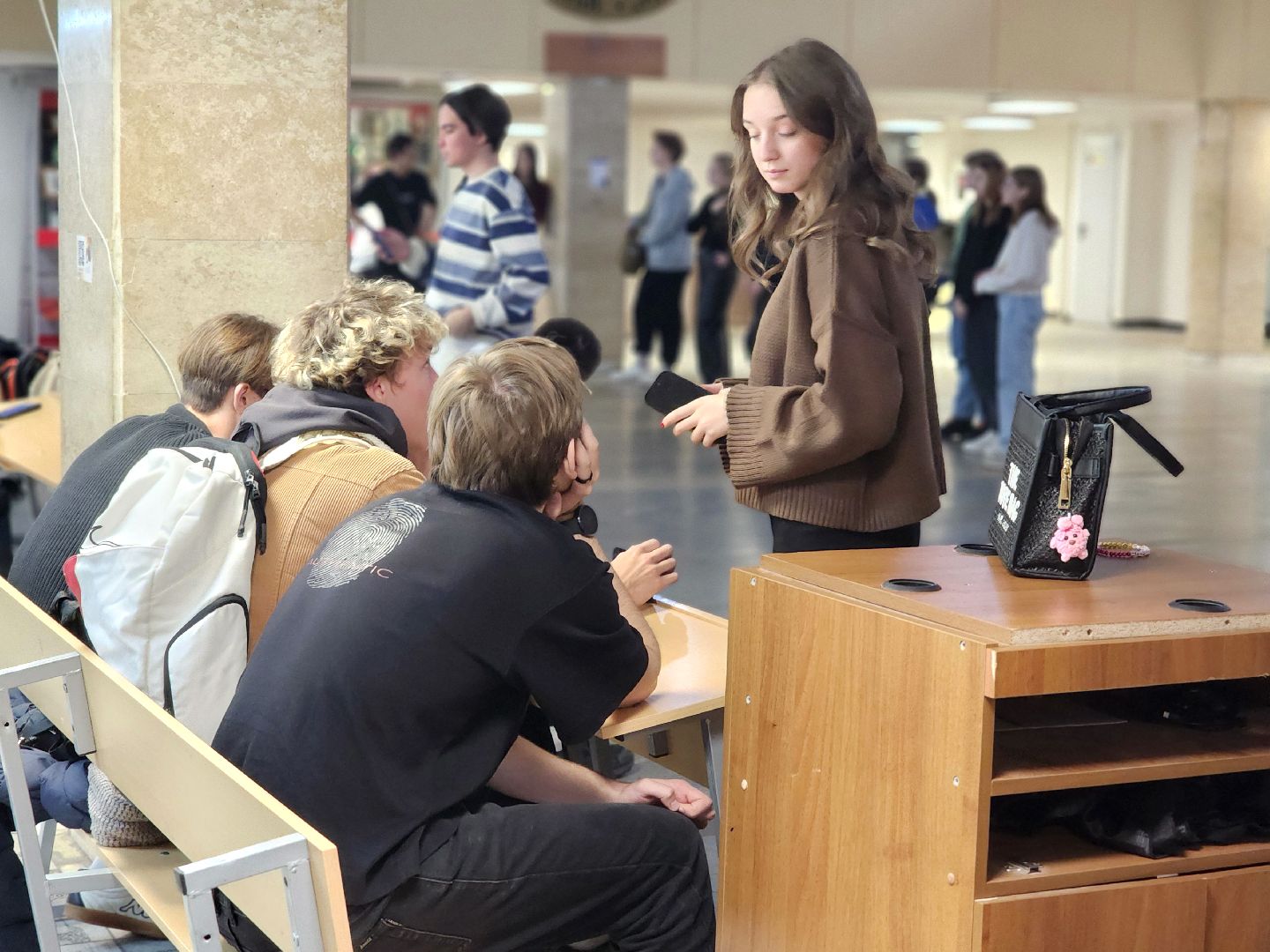 дубна, университет дубна, фоновая ходьба, человек идущий, здоровый образ жизни,