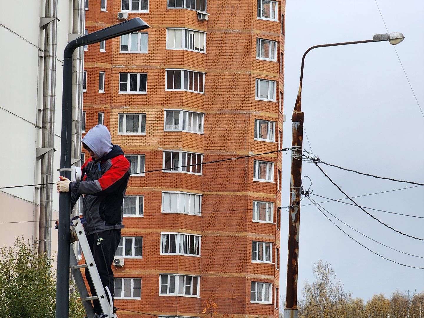 чехов,микрорайон губернский, улица уездная, лесопарк, строительство, благоустройство, установка видеокамер, монтаж камер видеонаблюдения, система безопасный регион, столбы освещения, фонари, универсальный павильон, серверная,госпрограмма московской области, формирование комфортной городской среды,