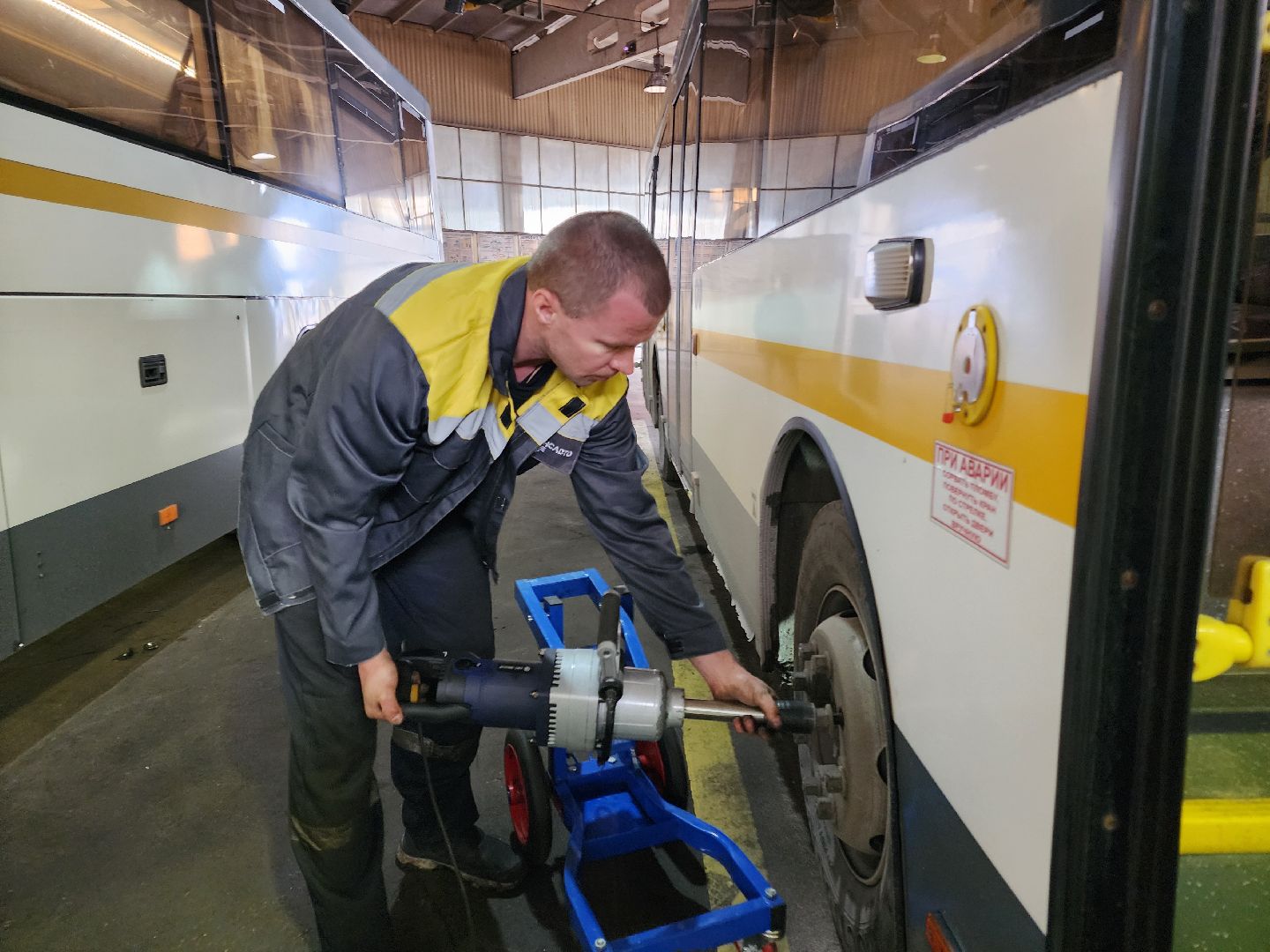 чехов, деревня манушкино, филиал мострансавто, производственная база чехов, автопарк, техобслуживание, маршруты, ремонт автобусов, штат, пополнение автопарка, подготовка автобусов к рейсам, руководитель пб чехов, алексей коркин, медосмотры, оплата проезда, набор сотрудников, вакансии,