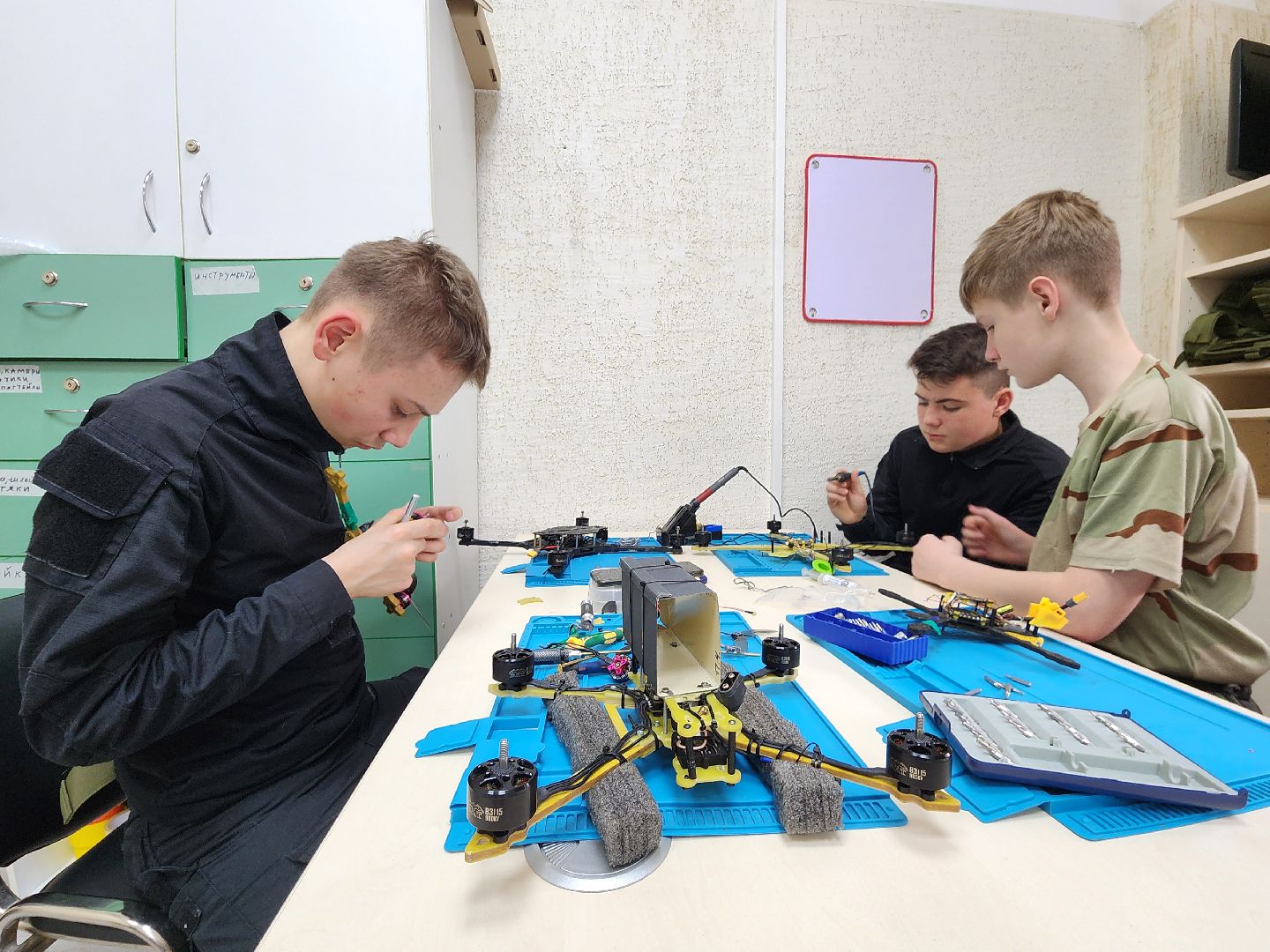 чехов, улица садовая, центр военно-спортивной подготовки, ветераны сво, бпла, сборка беспилотников, управление дронами, занятия с детьми участников сво, общественная академия национальной безопасности, отряд юных разведчиков, ассоциация ветеранов сво, дмитрий кузнецов, роман балабаев, ростислав круглов, инструкторы с боевым опытом, штурмовая подготовка, тактическая медицина,