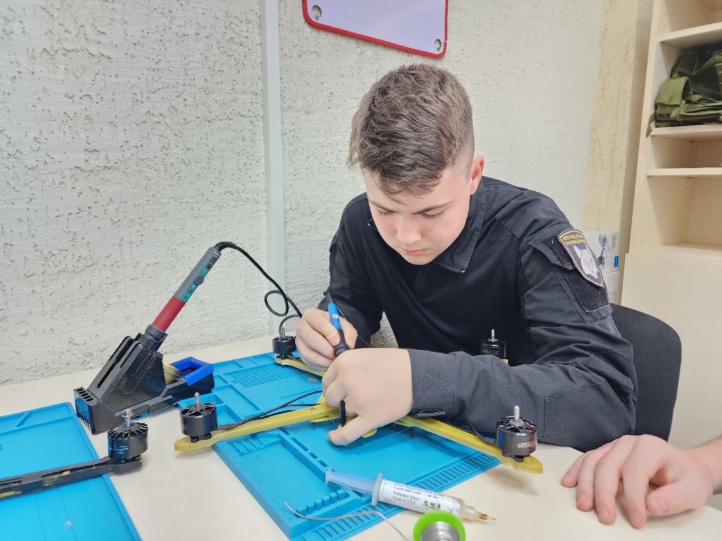 чехов, улица садовая, центр военно-спортивной подготовки, ветераны сво, бпла, сборка беспилотников, управление дронами, занятия с детьми участников сво, общественная академия национальной безопасности, отряд юных разведчиков, ассоциация ветеранов сво, дмитрий кузнецов, роман балабаев, ростислав круглов, инструкторы с боевым опытом, штурмовая подготовка, тактическая медицина,