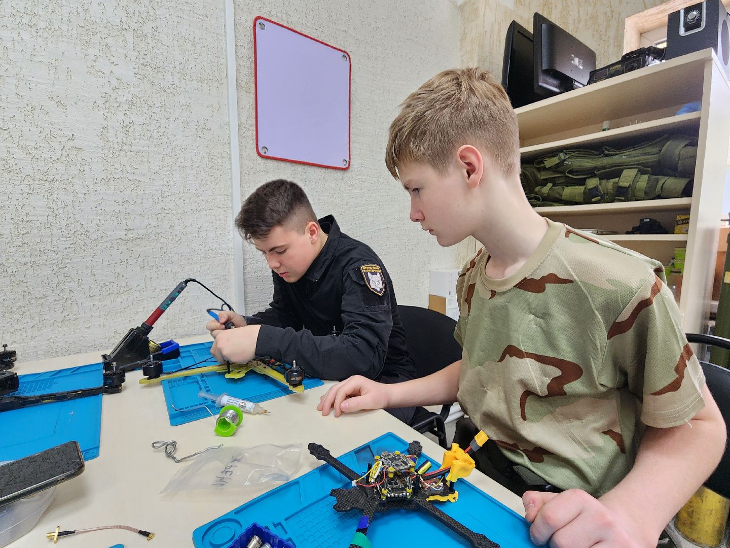 чехов, улица садовая, центр военно-спортивной подготовки, ветераны сво, бпла, сборка беспилотников, управление дронами, занятия с детьми участников сво, общественная академия национальной безопасности, отряд юных разведчиков, ассоциация ветеранов сво, дмитрий кузнецов, роман балабаев, ростислав круглов, инструкторы с боевым опытом, штурмовая подготовка, тактическая медицина,