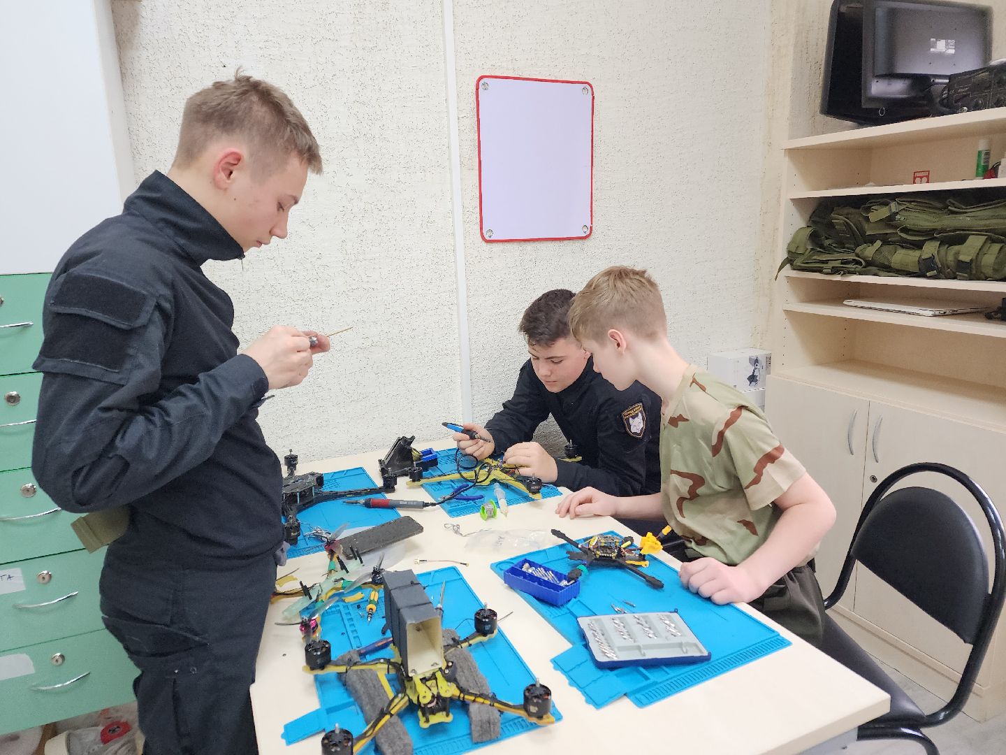 чехов, улица садовая, центр военно-спортивной подготовки, ветераны сво, бпла, сборка беспилотников, управление дронами, занятия с детьми участников сво, общественная академия национальной безопасности, отряд юных разведчиков, ассоциация ветеранов сво, дмитрий кузнецов, роман балабаев, ростислав круглов, инструкторы с боевым опытом, штурмовая подготовка, тактическая медицина,