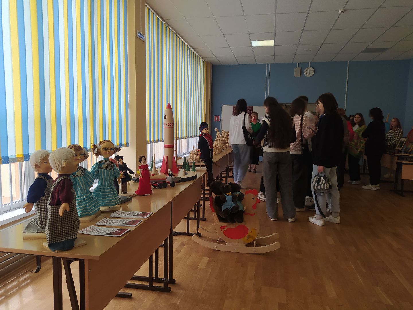 Народные промыслы, профориентация, подносы, картины, резьба по дереву