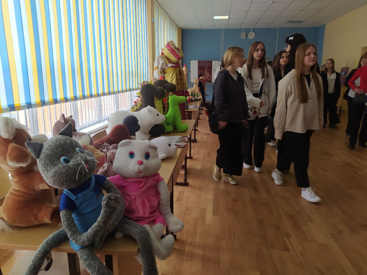 Народные промыслы, профориентация, подносы, картины, резьба по дереву