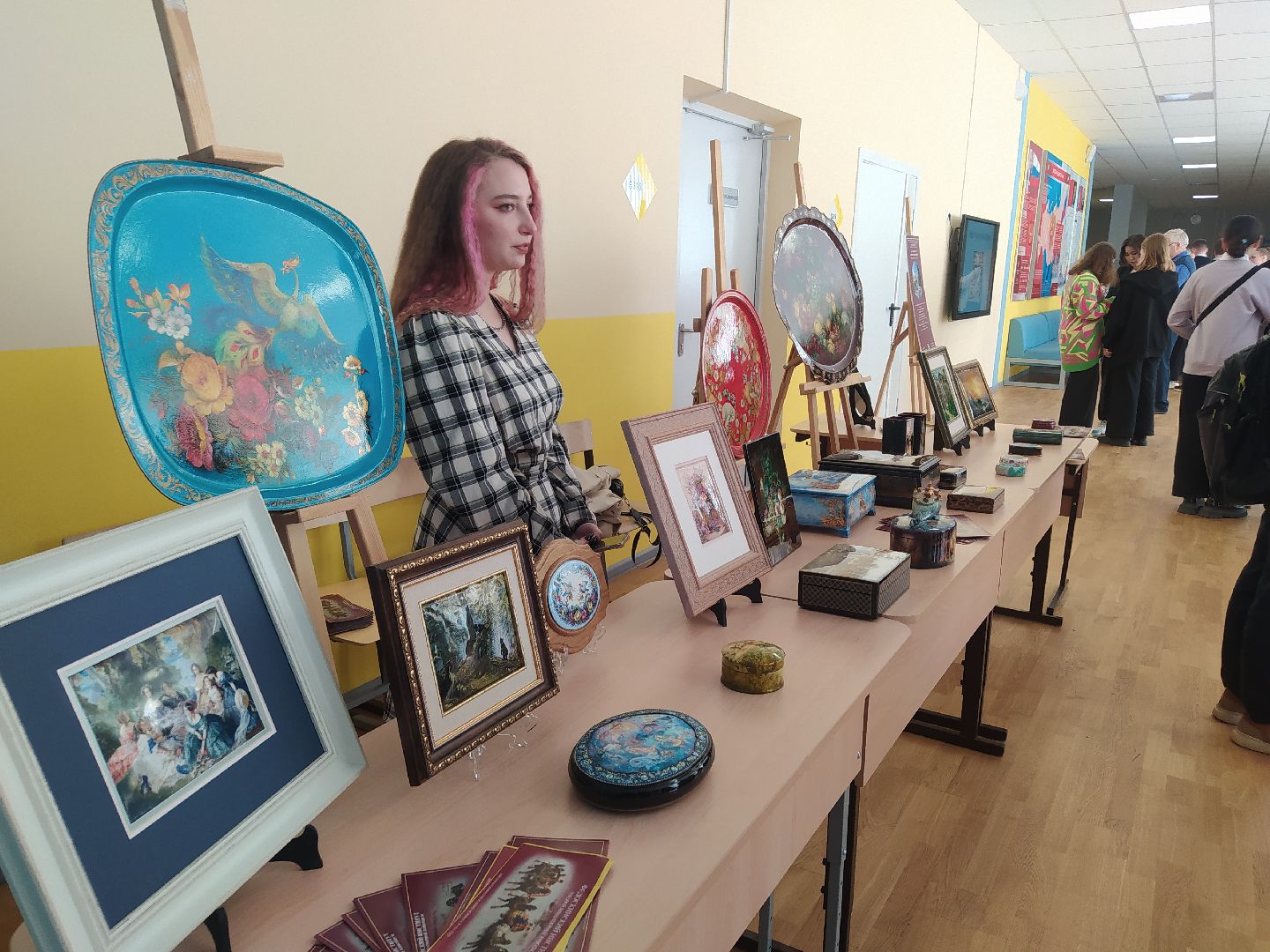 Народные промыслы, профориентация, подносы, картины, резьба по дереву