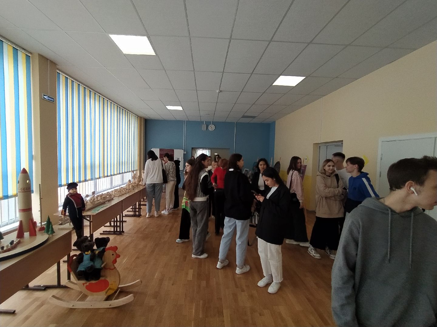 Народные промыслы, профориентация, подносы, картины, резьба по дереву