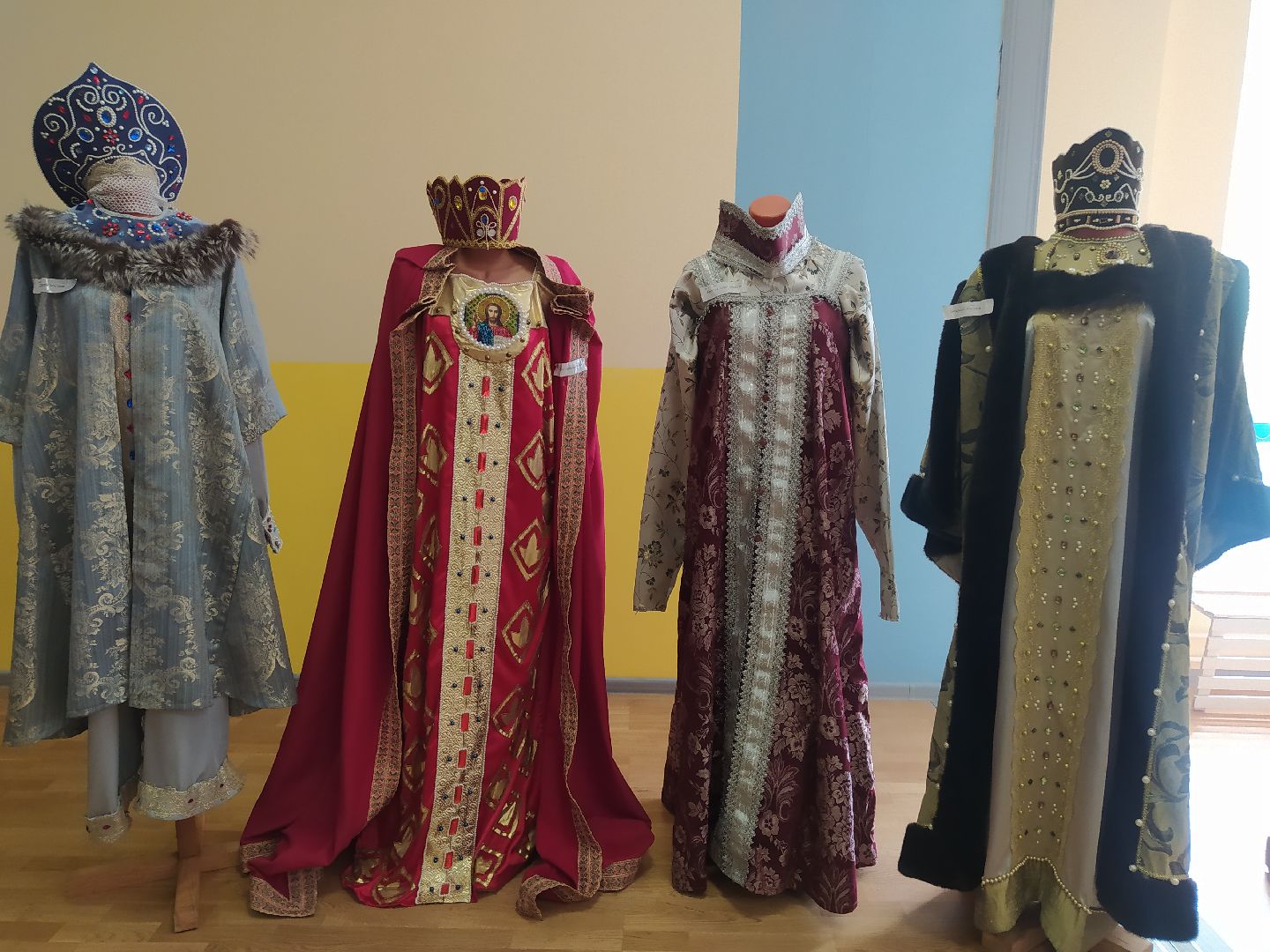 Народные промыслы, профориентация, подносы, картины, резьба по дереву