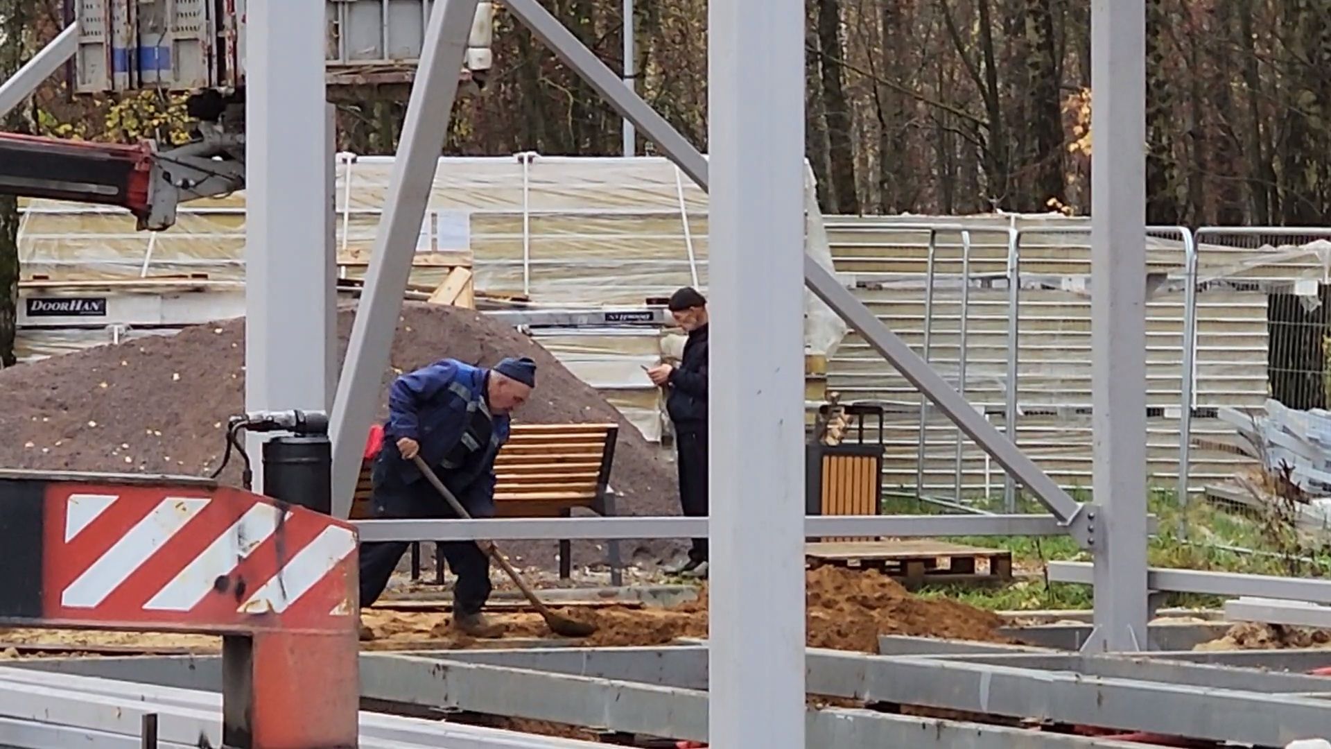 чехов, микрорайон губернский, лесопарк, строительство, благоустройство, многофункциональный павильон, универсальный павильон,   металлический каркас, сэндвич панели, фундамент, полы, видеокамеры, система безопасный регион, установка и монтаж,госпрограмма московской области, формирование комфортной городской среды,