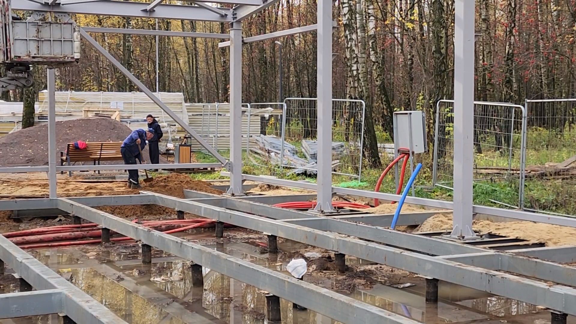 чехов, микрорайон губернский, лесопарк, строительство, благоустройство, многофункциональный павильон, универсальный павильон,   металлический каркас, сэндвич панели, фундамент, полы, видеокамеры, система безопасный регион, установка и монтаж,госпрограмма московской области, формирование комфортной городской среды,