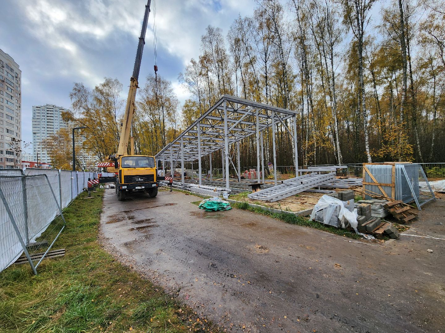 чехов, микрорайон губернский, лесопарк, строительство, благоустройство, многофункциональный павильон, универсальный павильон,   металлический каркас, сэндвич панели, фундамент, полы, видеокамеры, система безопасный регион, установка и монтаж,госпрограмма московской области, формирование комфортной городской среды,
