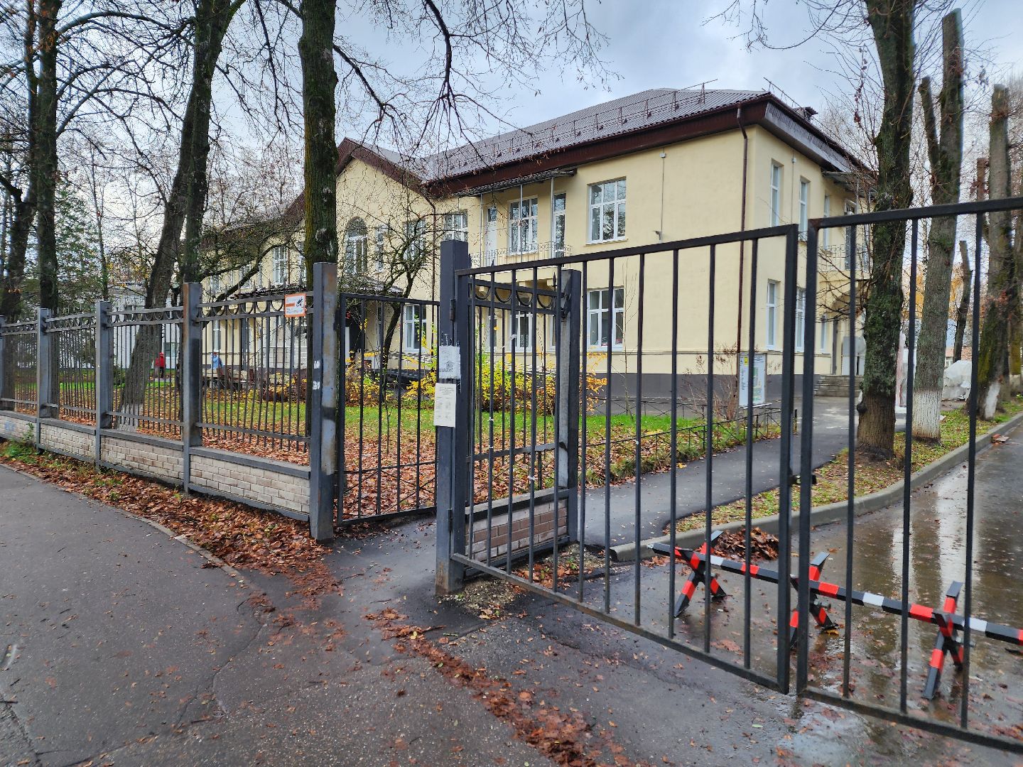 чехов, улица пионерская 8, кабинет неотложной помощи, кабинет экг, дежурные врачи, электрокардиограмма,график работы, новый адрес, ремонт взрослой поликлиники,прием пациентов,