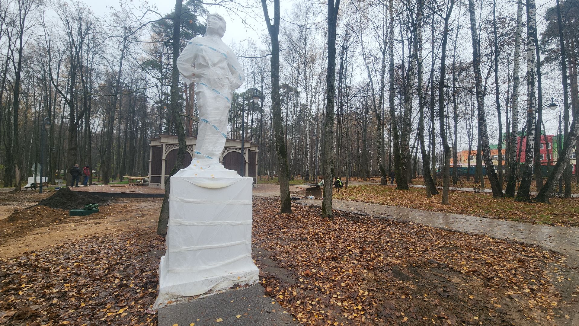 красногорск, городской парк, советская статуя,