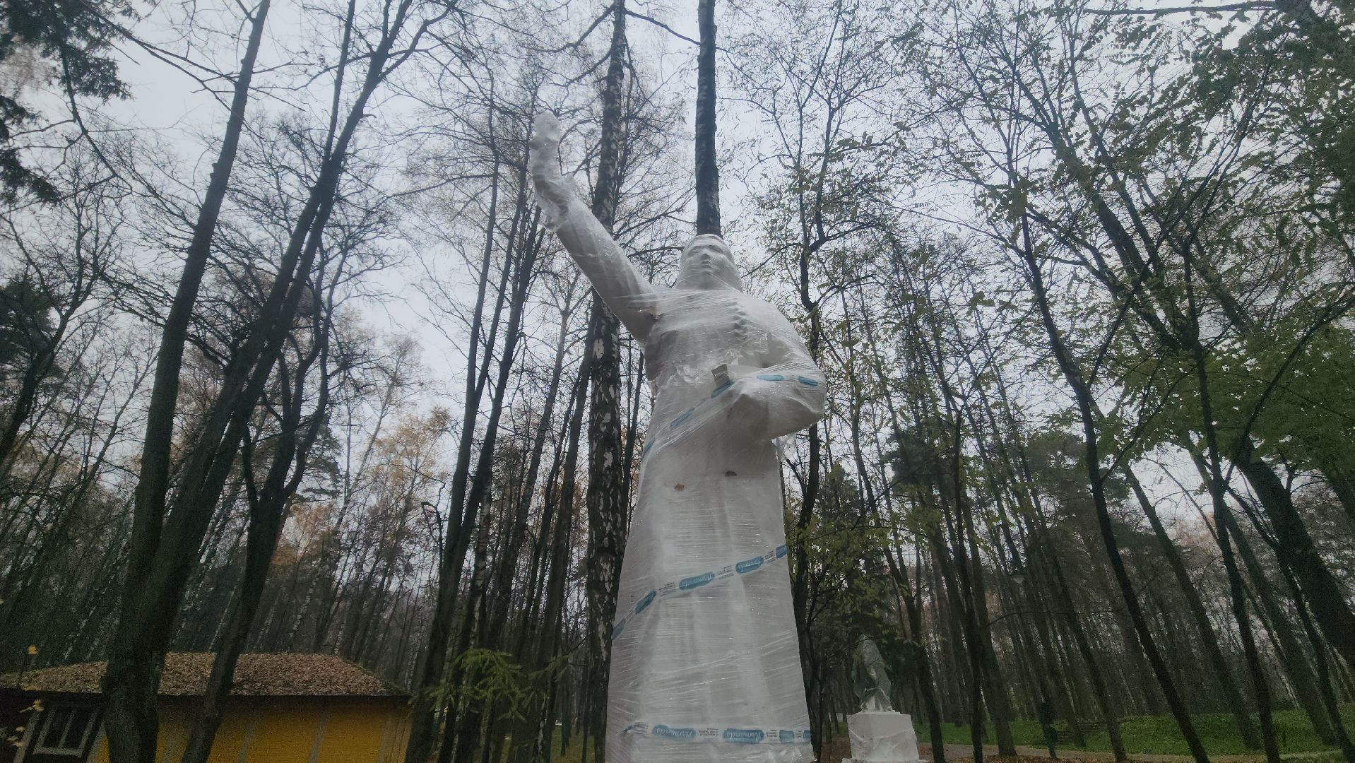 красногорск, городской парк, советская статуя,