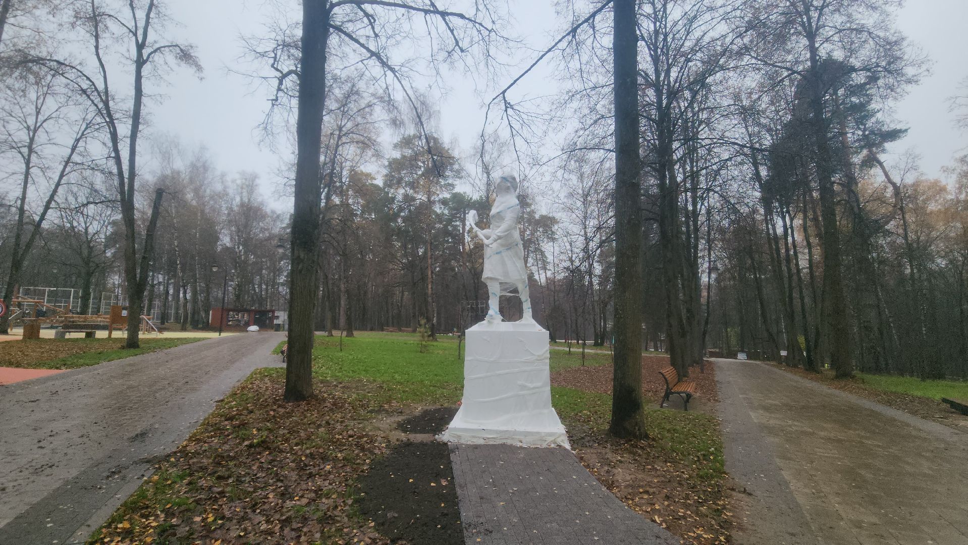 красногорск, городской парк, советская статуя,