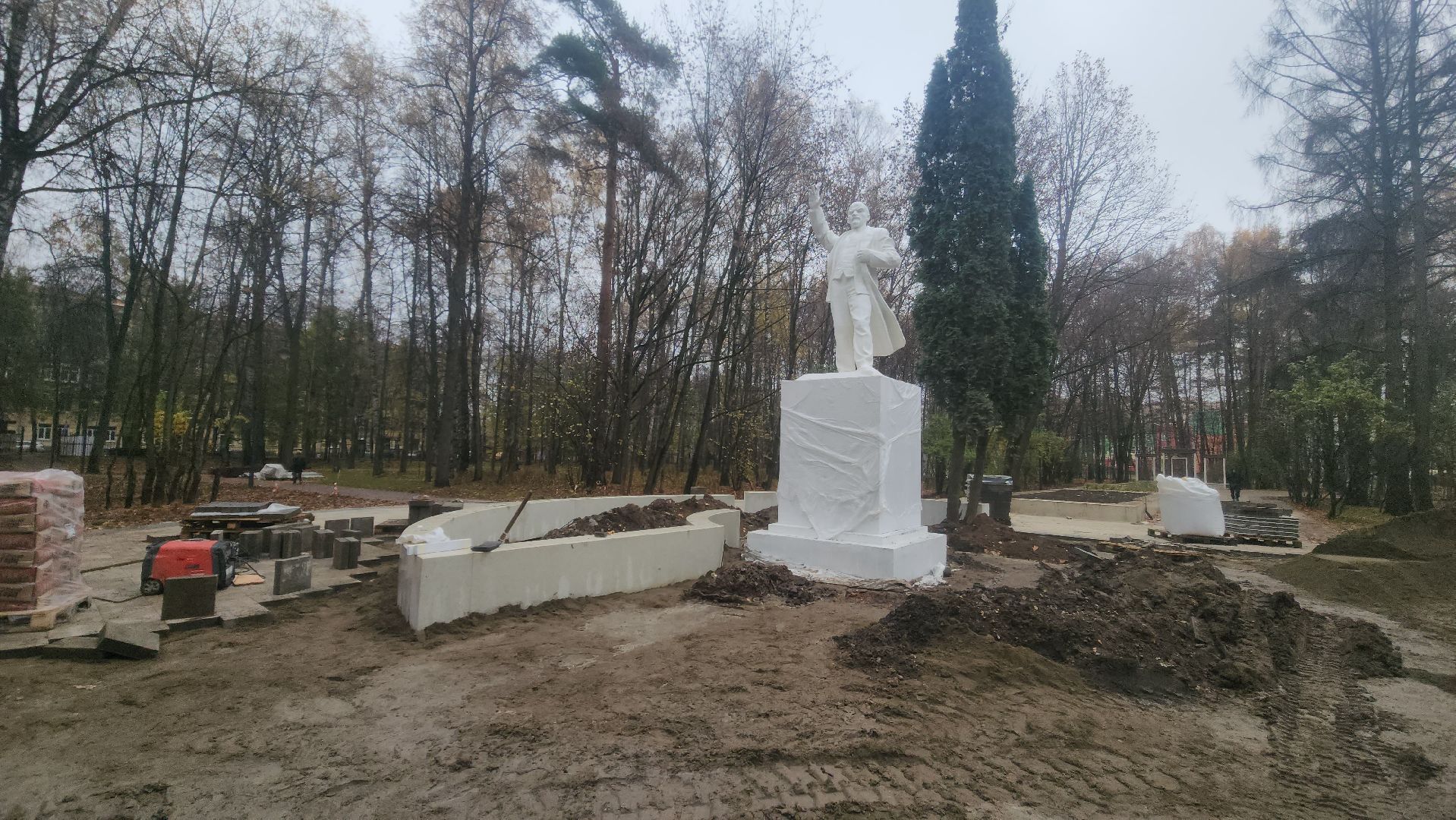 красногорск, городской парк, советская статуя,