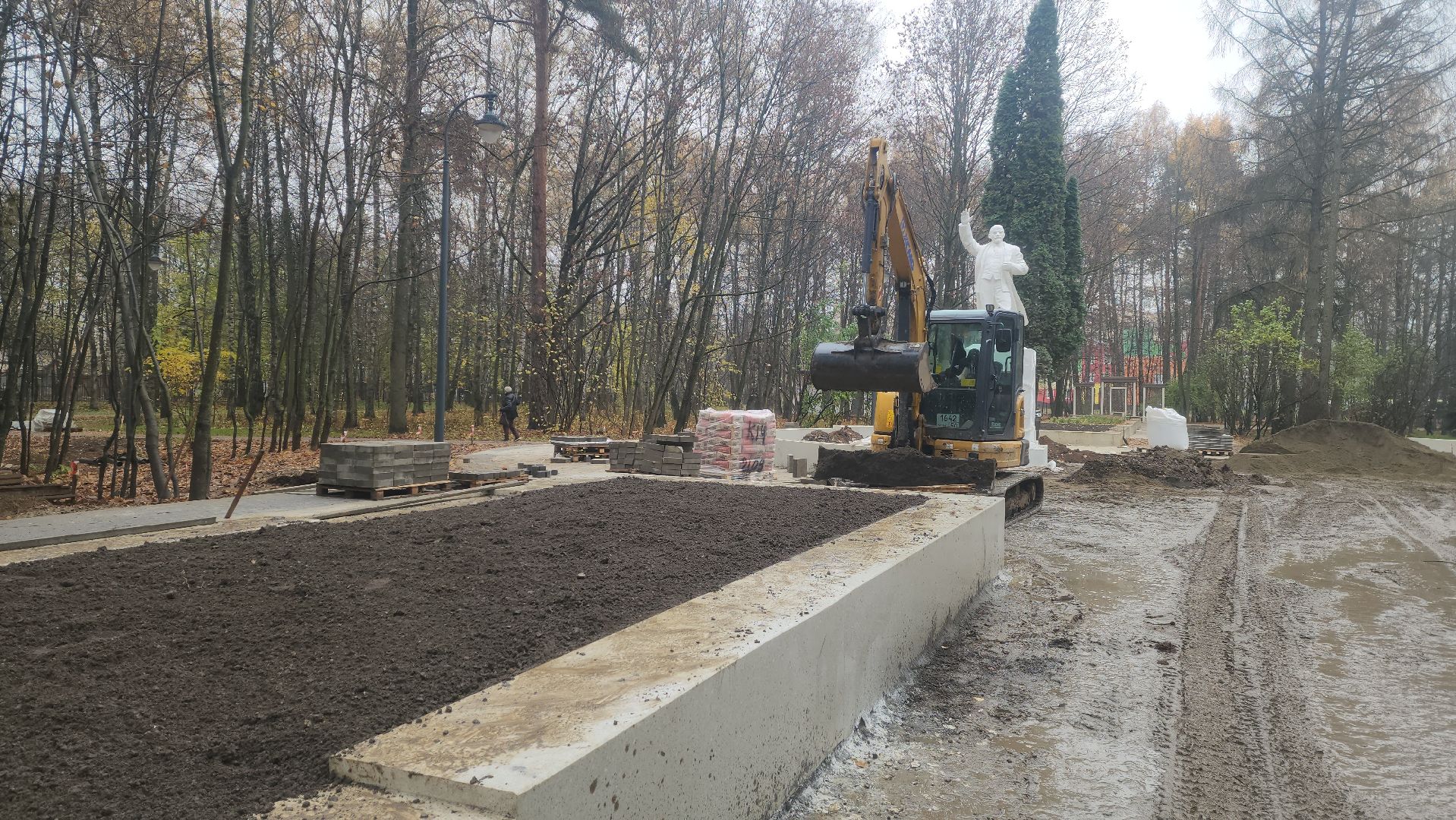 красногорск, городской парк, советская статуя,