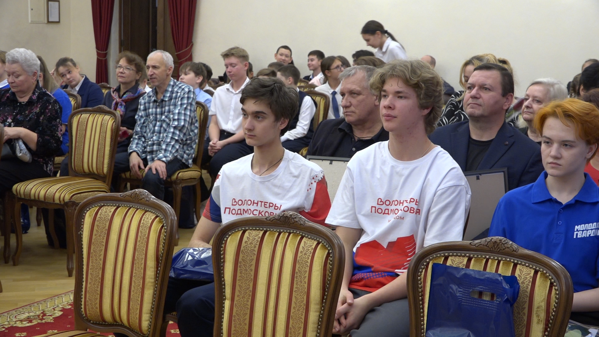 день добровольца, волонтеры, маскировочные сети, помощь сво, власиха волонтеры,