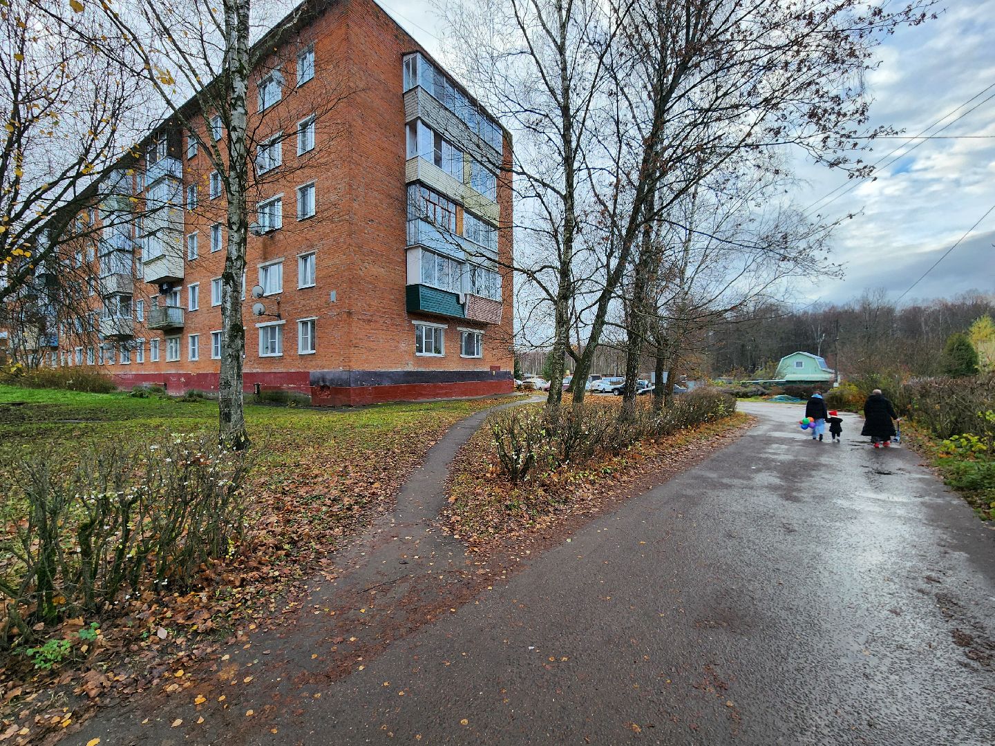 чехов,  поселок песоченка, дом 4, новая детская площадка, игровой комплекс, открытие, первый заместитель главы округа, денис юрков, современная детская площадка, горка качели карусели, песочный городок, лавочки и урны, освещение и ограждение, местное управление благоустройства, муниципальная программа, формирование комфортной городской среды, депутат госдумы александр коган, резиновое покрытие,