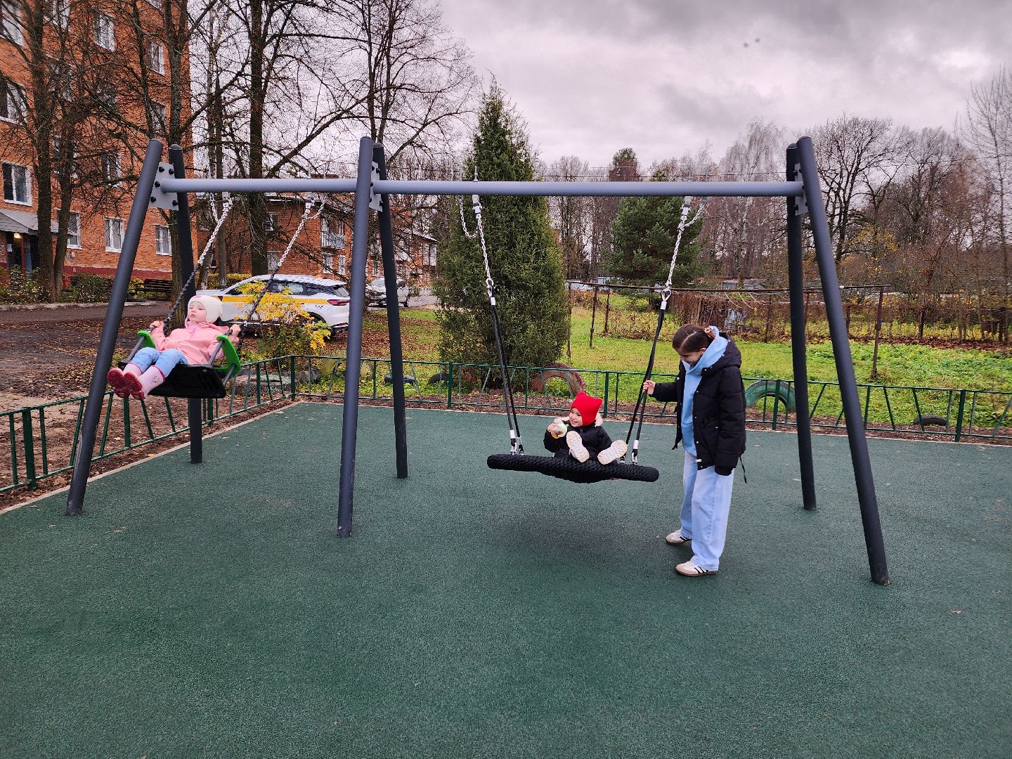 чехов,  поселок песоченка, дом 4, новая детская площадка, игровой комплекс, открытие, первый заместитель главы округа, денис юрков, современная детская площадка, горка качели карусели, песочный городок, лавочки и урны, освещение и ограждение, местное управление благоустройства, муниципальная программа, формирование комфортной городской среды, депутат госдумы александр коган, резиновое покрытие,