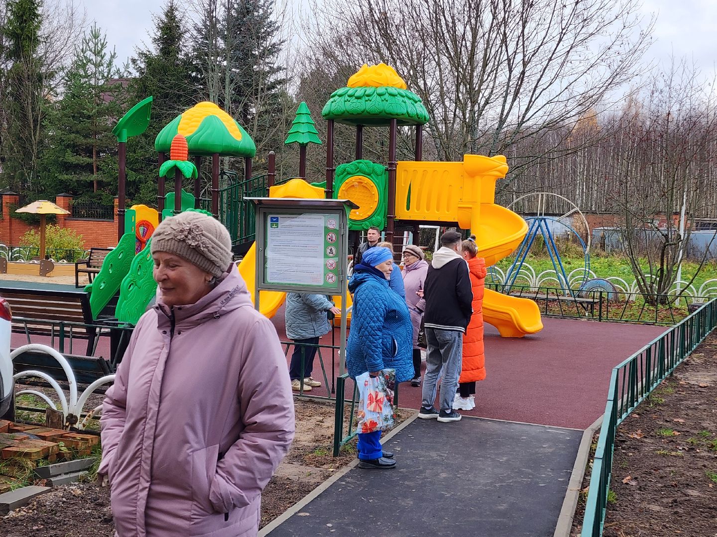 чехов,  поселок песоченка, дом 4, новая детская площадка, игровой комплекс, открытие, первый заместитель главы округа, денис юрков, современная детская площадка, горка качели карусели, песочный городок, лавочки и урны, освещение и ограждение, местное управление благоустройства, муниципальная программа, формирование комфортной городской среды, депутат госдумы александр коган, резиновое покрытие,