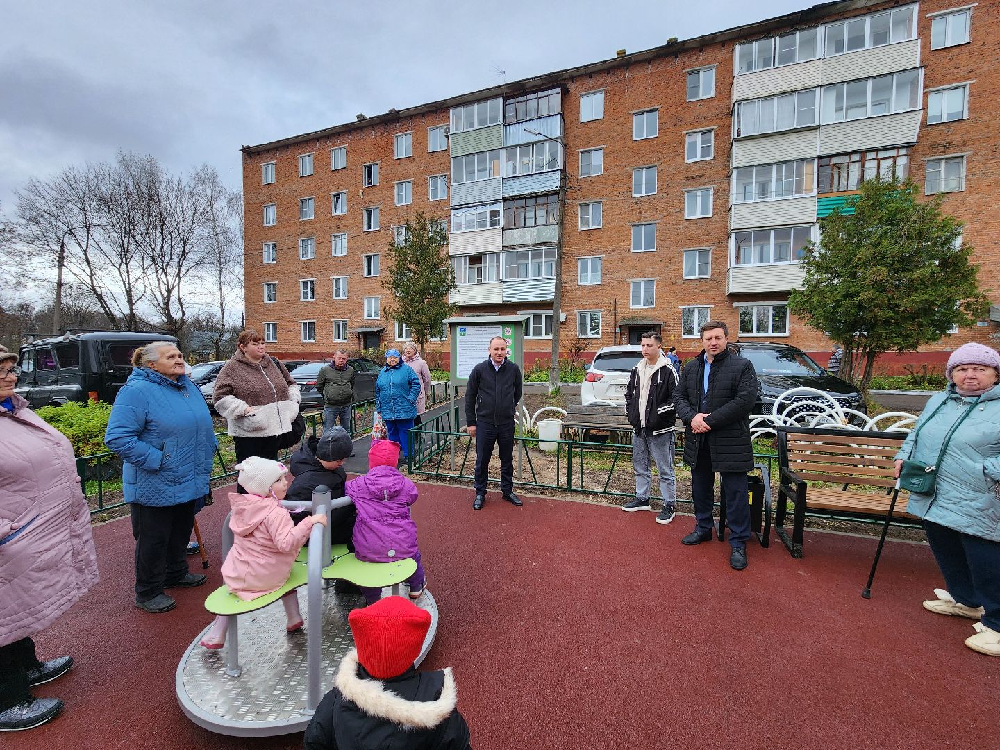 чехов,  поселок песоченка, дом 4, новая детская площадка, игровой комплекс, открытие, первый заместитель главы округа, денис юрков, современная детская площадка, горка качели карусели, песочный городок, лавочки и урны, освещение и ограждение, местное управление благоустройства, муниципальная программа, формирование комфортной городской среды, депутат госдумы александр коган, резиновое покрытие,