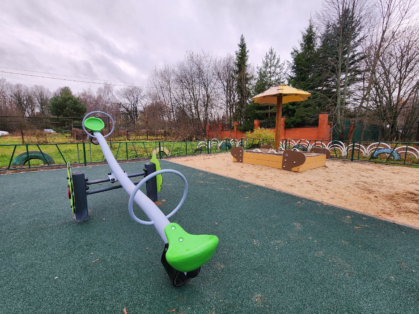 чехов,  поселок песоченка, дом 4, новая детская площадка, игровой комплекс, открытие, первый заместитель главы округа, денис юрков, современная детская площадка, горка качели карусели, песочный городок, лавочки и урны, освещение и ограждение, местное управление благоустройства, муниципальная программа, формирование комфортной городской среды, депутат госдумы александр коган, резиновое покрытие,