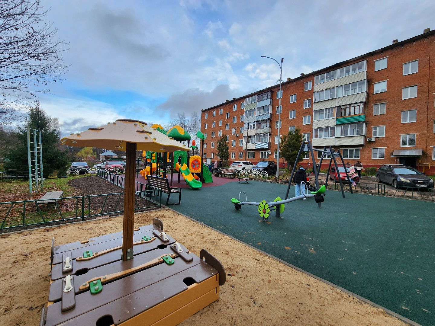 чехов,  поселок песоченка, дом 4, новая детская площадка, игровой комплекс, открытие, первый заместитель главы округа, денис юрков, современная детская площадка, горка качели карусели, песочный городок, лавочки и урны, освещение и ограждение, местное управление благоустройства, муниципальная программа, формирование комфортной городской среды, депутат госдумы александр коган, резиновое покрытие,