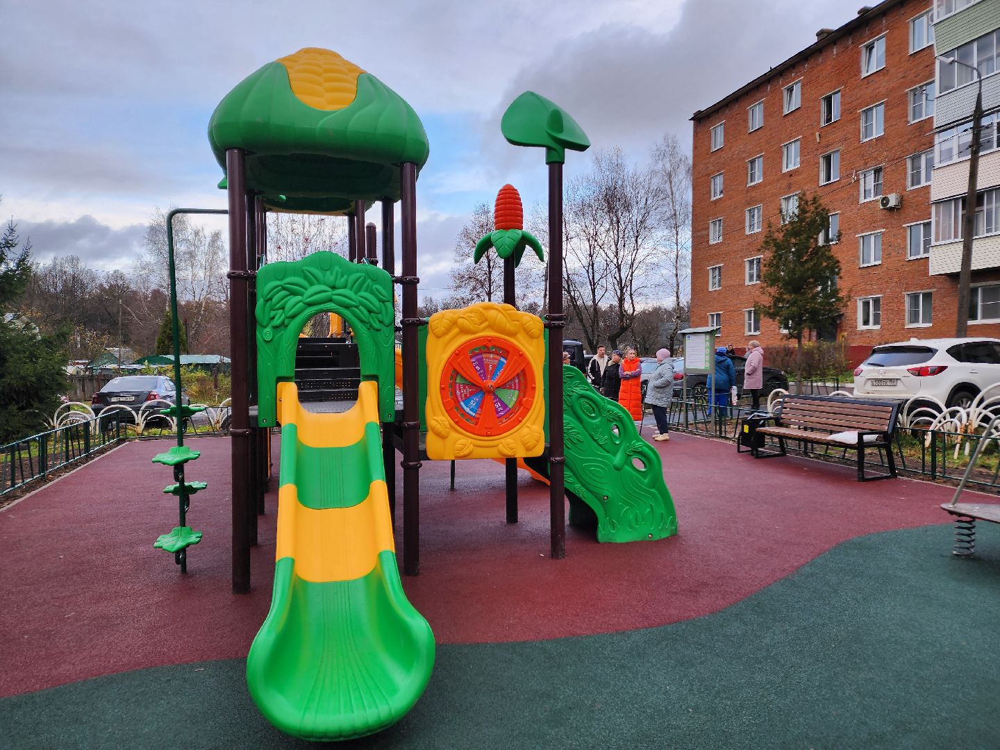 чехов,  поселок песоченка, дом 4, новая детская площадка, игровой комплекс, открытие, первый заместитель главы округа, денис юрков, современная детская площадка, горка качели карусели, песочный городок, лавочки и урны, освещение и ограждение, местное управление благоустройства, муниципальная программа, формирование комфортной городской среды, депутат госдумы александр коган, резиновое покрытие,