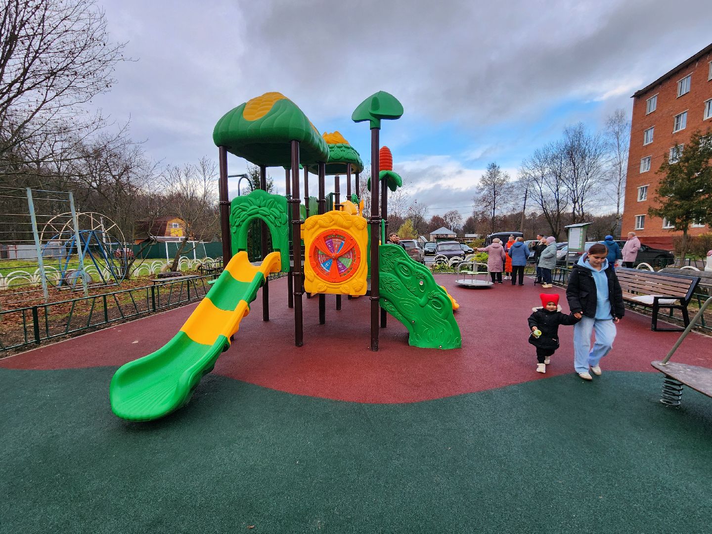 чехов,  поселок песоченка, дом 4, новая детская площадка, игровой комплекс, открытие, первый заместитель главы округа, денис юрков, современная детская площадка, горка качели карусели, песочный городок, лавочки и урны, освещение и ограждение, местное управление благоустройства, муниципальная программа, формирование комфортной городской среды, депутат госдумы александр коган, резиновое покрытие,