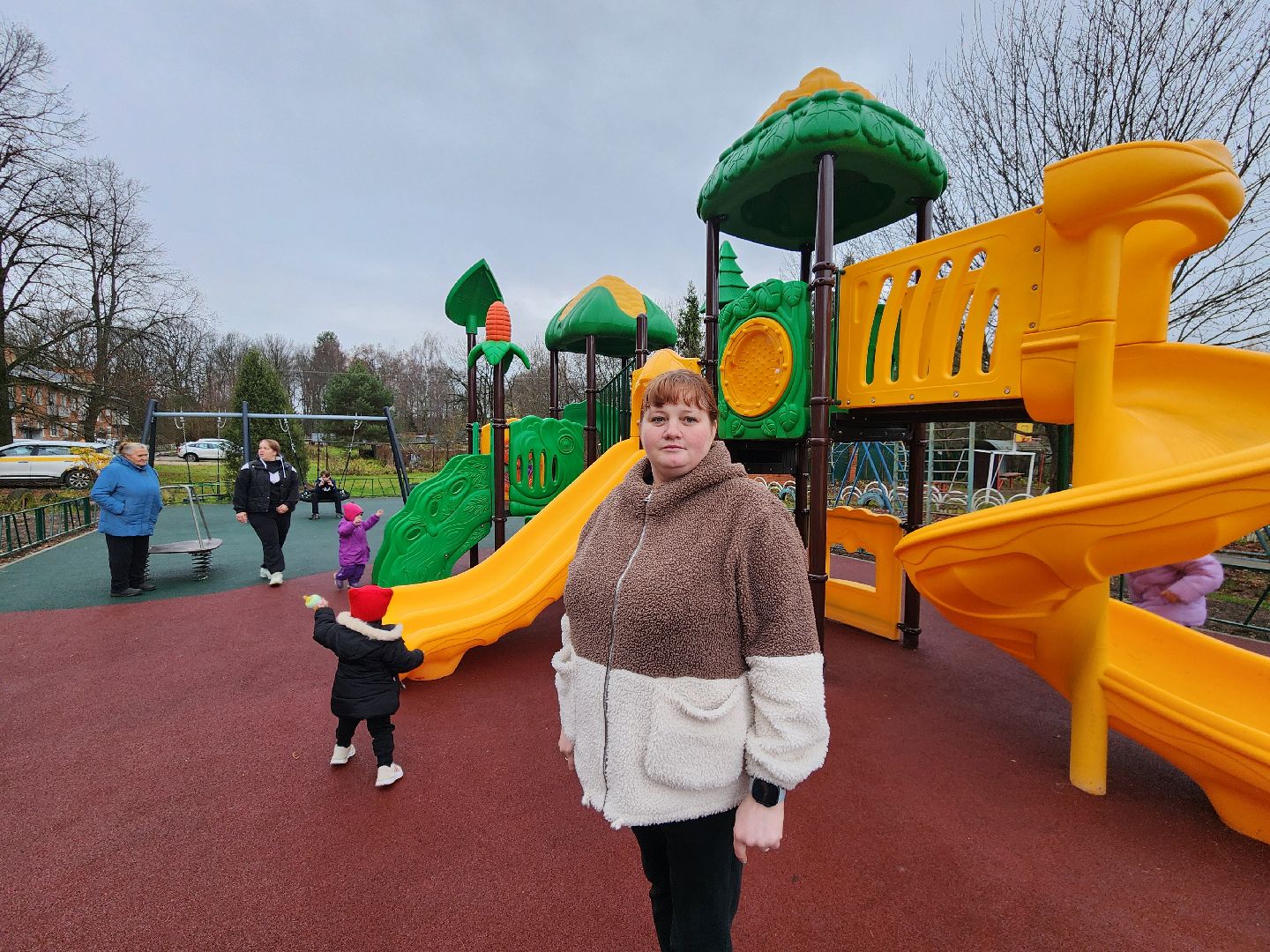 чехов,  поселок песоченка, дом 4, новая детская площадка, игровой комплекс, открытие, первый заместитель главы округа, денис юрков, современная детская площадка, горка качели карусели, песочный городок, лавочки и урны, освещение и ограждение, местное управление благоустройства, муниципальная программа, формирование комфортной городской среды, депутат госдумы александр коган, резиновое покрытие,