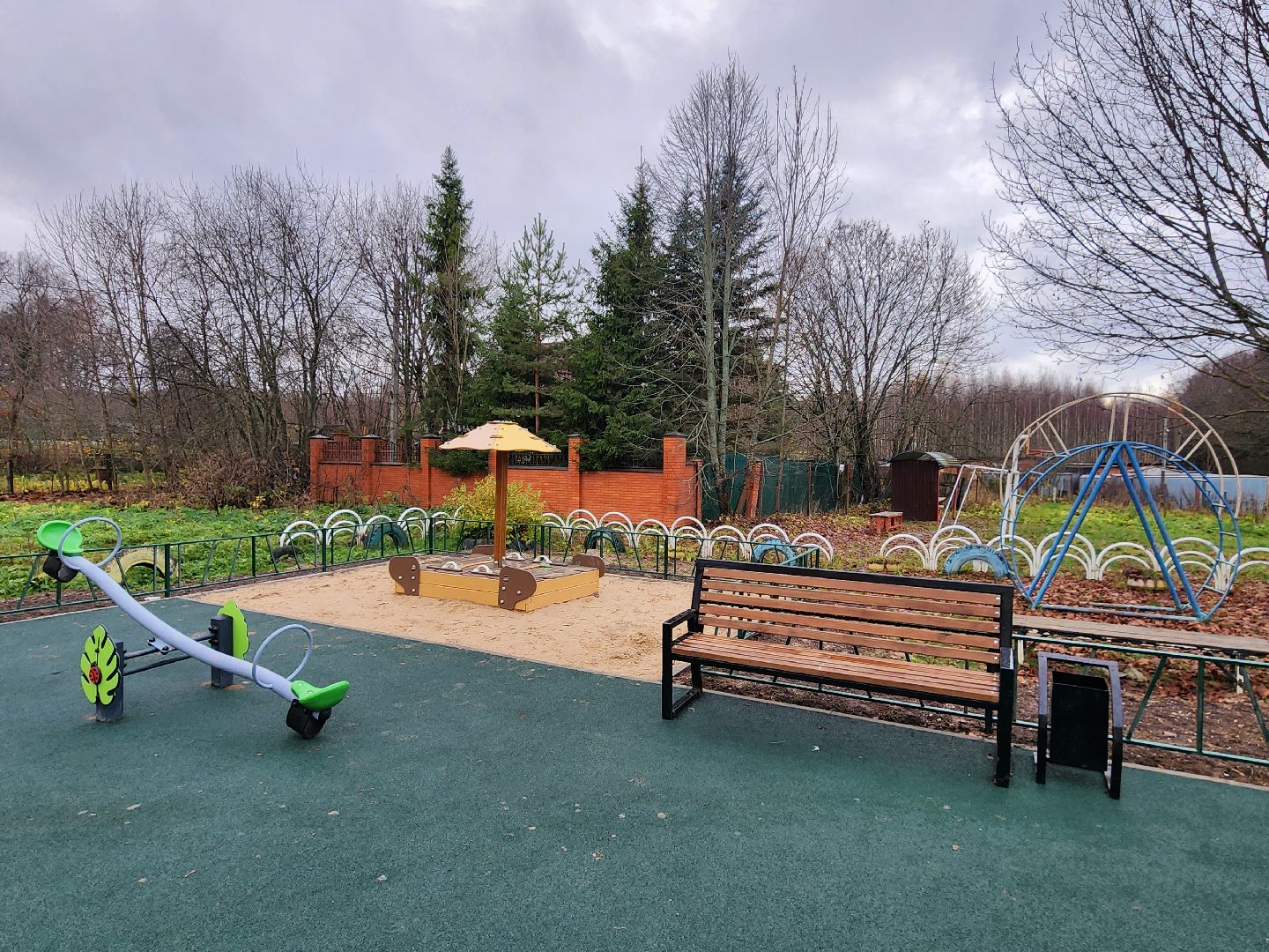 чехов,  поселок песоченка, дом 4, новая детская площадка, игровой комплекс, открытие, первый заместитель главы округа, денис юрков, современная детская площадка, горка качели карусели, песочный городок, лавочки и урны, освещение и ограждение, местное управление благоустройства, муниципальная программа, формирование комфортной городской среды, депутат госдумы александр коган, резиновое покрытие,